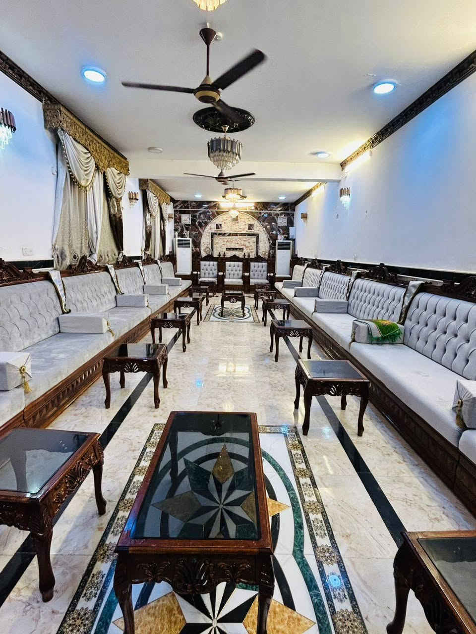مساء الخير....
تم تسليم تخم ديوان للاخ العزيز وسام العجيلي في محافظة واسط قضاء الصويرة....
#شركة شيك والايهم للنجارة الحديثة واطخم القنفات اسم لامع في عالم النجارة الحديثة 
مواصفات العمل 
الداخل خشب جام روسي ابيض طبيعي وخشب ply wood 🪵 
الخارج خشب صاج 5 ملم مع نقوش زان مصري وصبغ بأرقى المواد الايطالية
القماش المستخدم دبل طبقة
الاسفنج دبل طبقة اكسترا ١٠ سم للمقعد و ٨ سم للظهر 
عنوان المعمل والمعرض الجديد 
بغداد مجمع بسماية السكني مجاور مستشفى الجامعة اللبناني 
وللاستفار أكثر يرجى الاتصال بنا على الارقام التاليه 
***********
***********
***********
