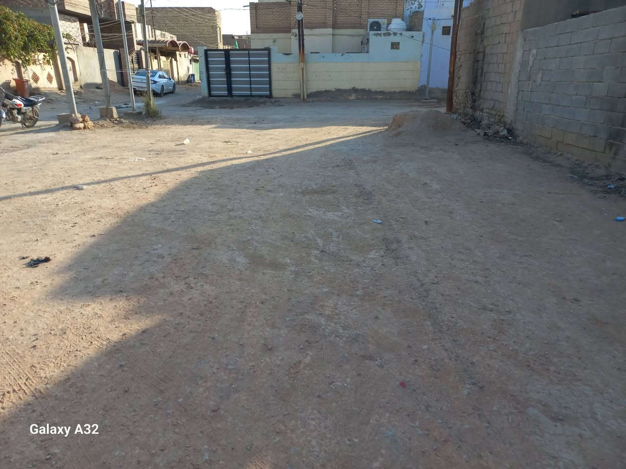 السلام عليكم 
قطعة ارض للبيع مساحة 130 متر
ركن على شارعين 
حي العسكري شارع مقابل الكراج عالحدايق
قرب بيت سعدون عوفي الشيباوي
للاستفسار الاتصال على الرقم ***********
