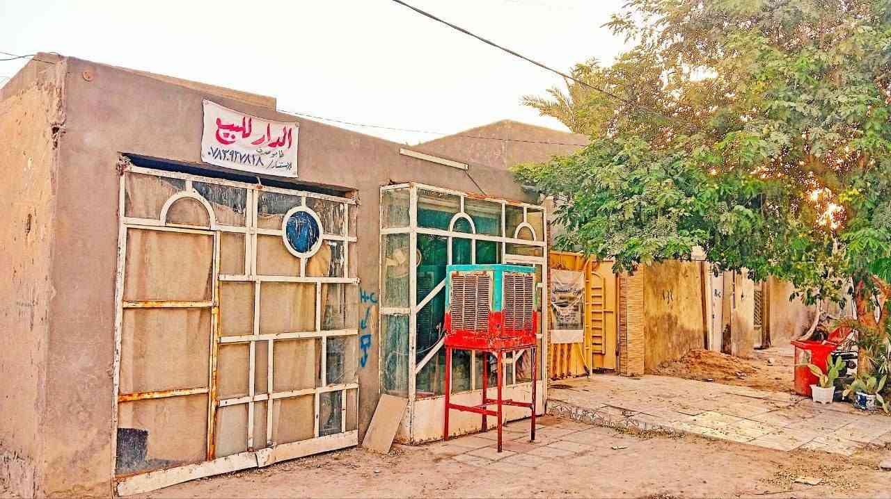 بيت للبيع مساحة ١٦٥ متر طابو صرف يحتوي على غرفتين وصالة واستقبال ومطبخ ويحتوي البيث على محلين  ركن قريب على الشارع الرىيسي مكان البيت الطبكة.. علما أن المحلات  مؤجرة حاليا وتوجد أيضا كافة الخدمات للإستفسار أكثر الإتصال على الرقم ***********
