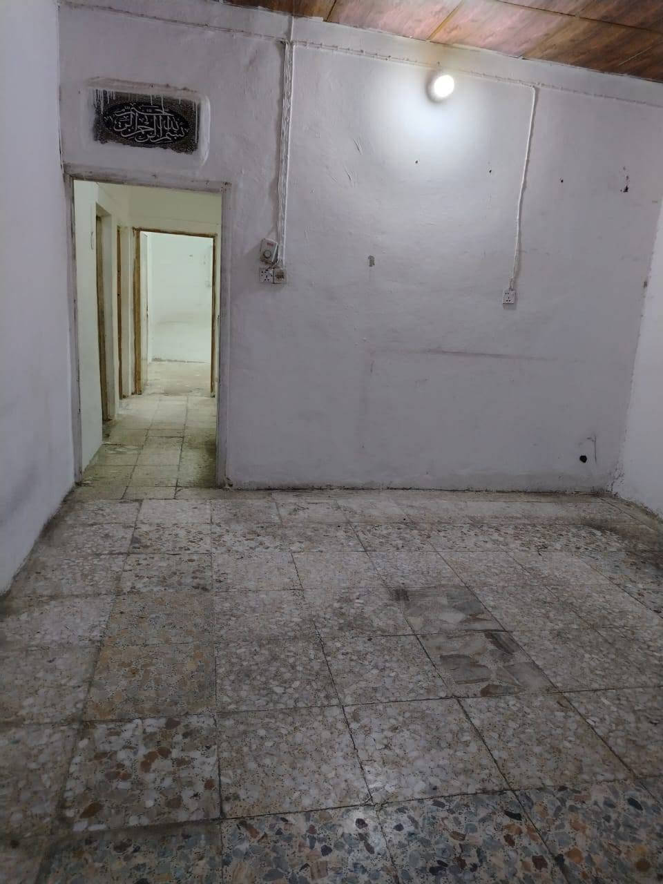 عدنه بيت للأيجار ب حي القادسيه قرب فلكة المطار..ركن..٢٠٠..متر....خط مولدجاهز...خط كهرباء..ثريفيز . خط مولد جاهز من كلشي..سبالت..حافض تستغل بالمطبخ والاستقبال..سبلت ومكيف .....يشتغلن...........٢...غرف نوم...استقبال كبيره....مطبخ.. كراج سياره صحات داخليه وخارجيه سعر الايجار 500 وذا بمقدمه 3 اشهر 450 النجف, العراق

