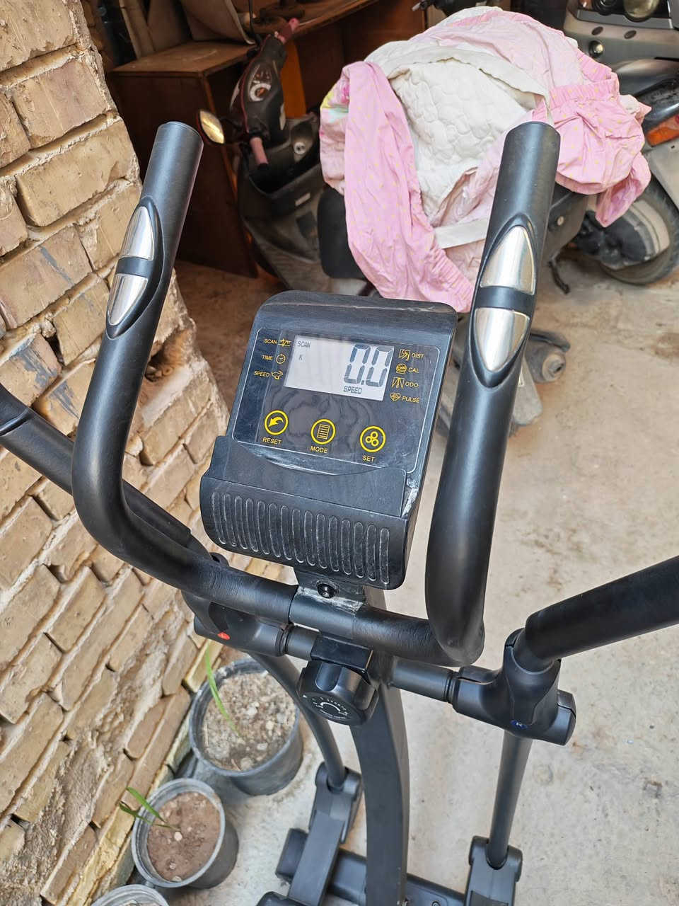 للبيع جهاز رياضي (إليبتيكال / غزال طائر) بحالة ممتازة جداً ونظيف.
الجهاز جاهز للاستخدام الفوري وما بيه أي نقص أو عطل:
الشاشة الإلكترونية تعمل بانتظام وبدقة (تقيس الوقت، السرعة، المسافة، السعرات، ونبضات القلب).
ممتاز جداً للتمارين المنزلية، اللياقة، وحرق الدهون.
السعر: من 125 الف دينار  المكان: بغداد -بلديات ***********
