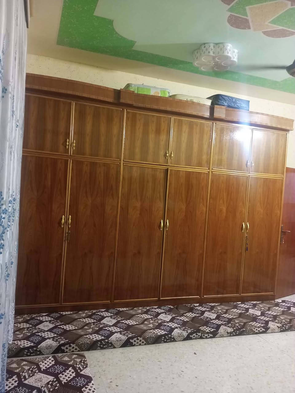غرفة خشب • زولية ٤ب٤ • ستائر فيروزية