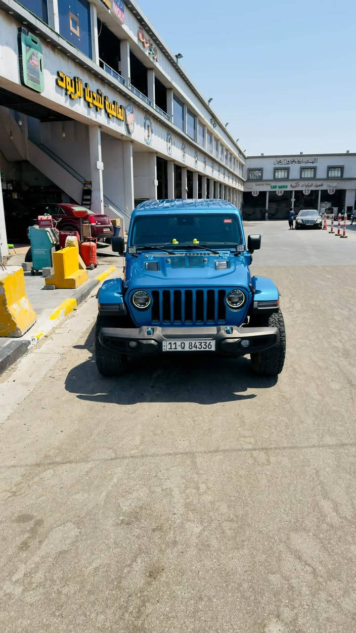 جيب رانجلر موديل 2022 روبيكون
* النظام: Plug-in Hybrid 4xe
* القوة: حوالي 375 حصان
* العزم: حوالي 637 نيوتن.م
* القير: أوتوماتيك 8 سرعات
* الدفع: 4×4 دائم/قابل للاختيار
* نظام الدفع: Rock-Trac 4x4
* الدفرنسات: Tru-Lok إلكترونية أمامي وخلفي
* التعليق: Heavy-Duty
* الـ Sway Bar: فصل إلكتروني أمامي
* وضعيات القيادة: Hybrid / Electric / eSave
* البطارية: ليثيوم-أيون Plug-in
* الشحن: AC
* الخلوص الأرضي: حوالي 27 سم
* زاوية الاقتراب: حوالي 44°
* زاوية المغادرة: حوالي 37°
* زاوية كسر المنحدر: حوالي 22.6°
* عمق الخوض بالماء: حوالي 76 سم
* التايرات: قياس Rubicon الشائع LT285/70R17
* الجنوط: 17 إنچ
* الأبواب: 4
* السقف: قابل للإزالة
* الأبواب والزجاج: قابلة للإزالة/الطي حسب التجهيز
الضرر جاملغ عكس السايق بدون شواصي 
السعر 270 وبيها مجال
ماشيه ١٧٨ الف كيلو 

***********
