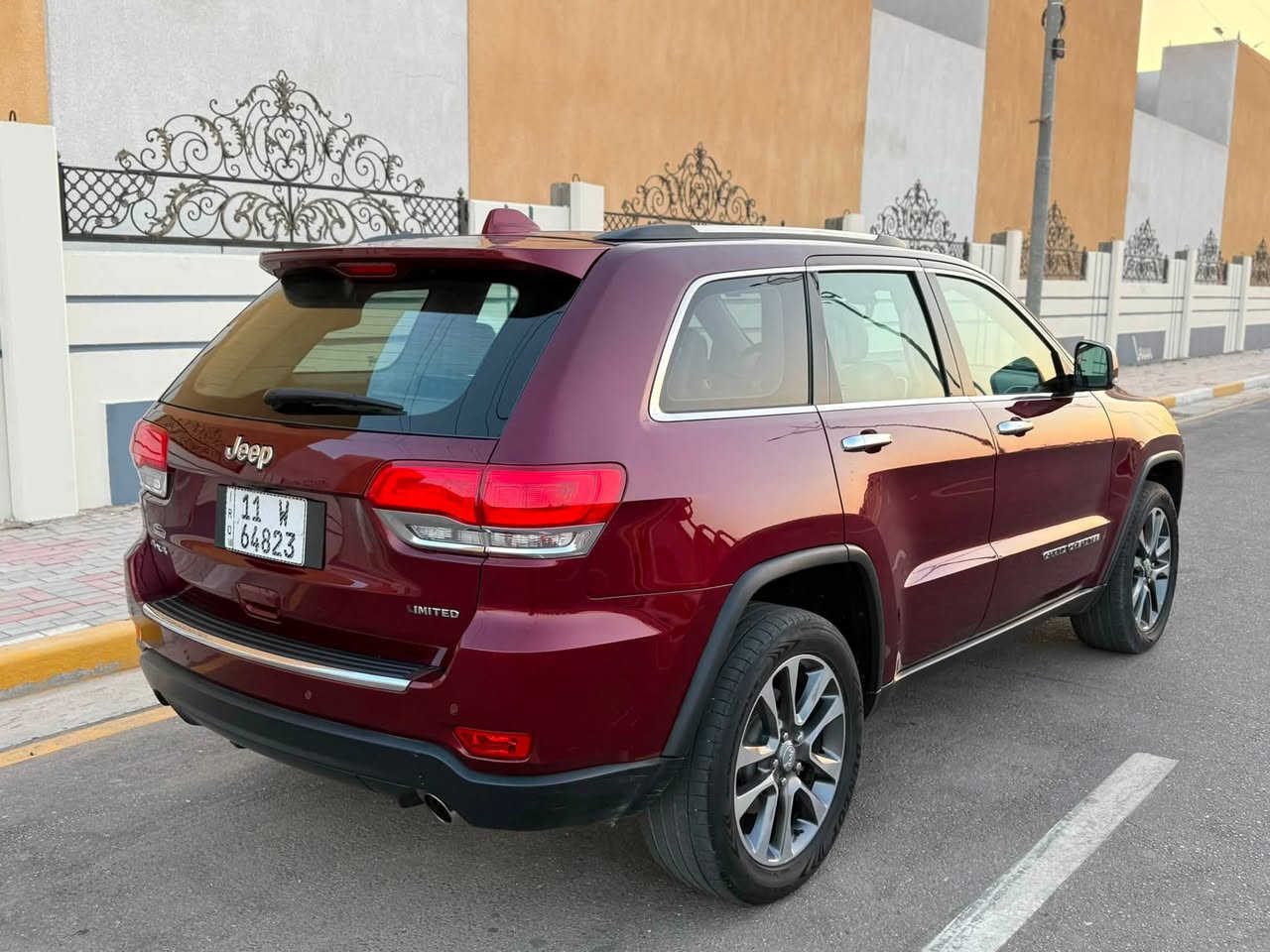 السلام عليكم اخوااان .. بيع فقطط
انسب سعرر خليجي 243 ورقه كفاله عامه 

جيب كراند شيروكي خليجي limited plus
كفاله عامه وكالة هارلم 2018
رقم بغداد الدولي سنويه وهزه جديده   
عداد المسافه : 62 الف mill
حجم المحرك : 6 سلندر 3600 فور ويل  

المواصفات ..
بصمة تشغيل وابواب تشغيل عن بعد 
3 شاشات .. بانوراما سقف 
مقاعد جلد تحكم كهرباء تدفئه تبريد 
حساس امامي خلفي ونظام تحذير اصطدام 
سستم سماعات 10مع مكبر صوت دمام 
تبريد قطعتين مقاعد خلفيه تدفئه
مري قلاب - مري شفط - صندوق كهرباء  
ذاكره خزن ميموري - ويل كب 20 
السياره نظيفه جدا وعليها ادامه كامله 

للاستفسار الاتصال ***********
مهندس حسين 📍 كربلاء - حي الحسين
شركة_المتحدة_لمزادات_السيارات_الامريكيه
