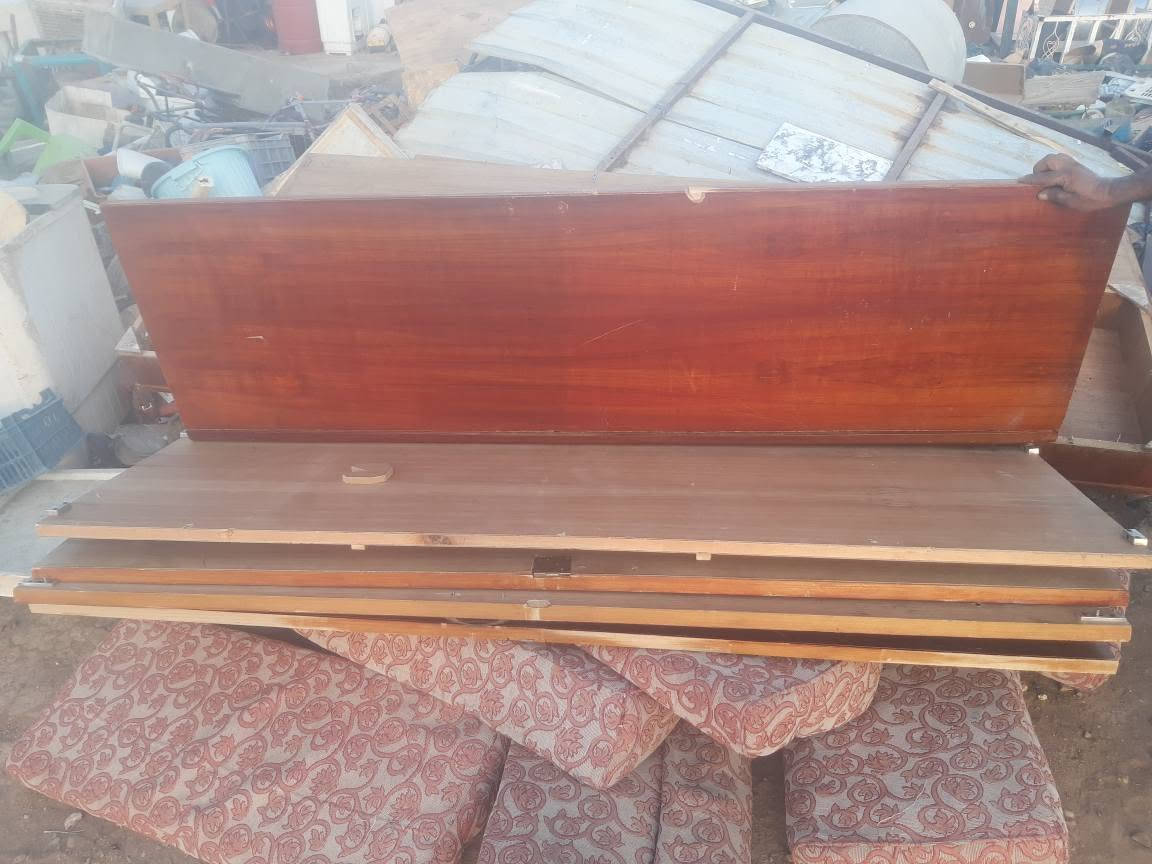 ثلاجه اربع بيبان نضيفه شغاله السعر 450 وبيه مجال 
كنتور 5 بيبان السعر 175 وبيه مجال 
بوفيه يرادلهه قفاله السعر 125 وبيه مجال 
جربايه نضيفه السعر 35 
الاستفسار اتصال على الرقم *********** ملاحظه اتصل على الشريحه عمارة, ميسان
