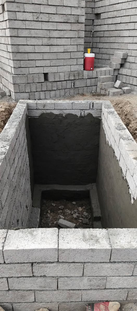 السلام عليكم يوجد كادر متخصص بالبناء واللبخ وتفليش الصبات تعديل البيوت من الداخل وجميع الاعمال/***********
