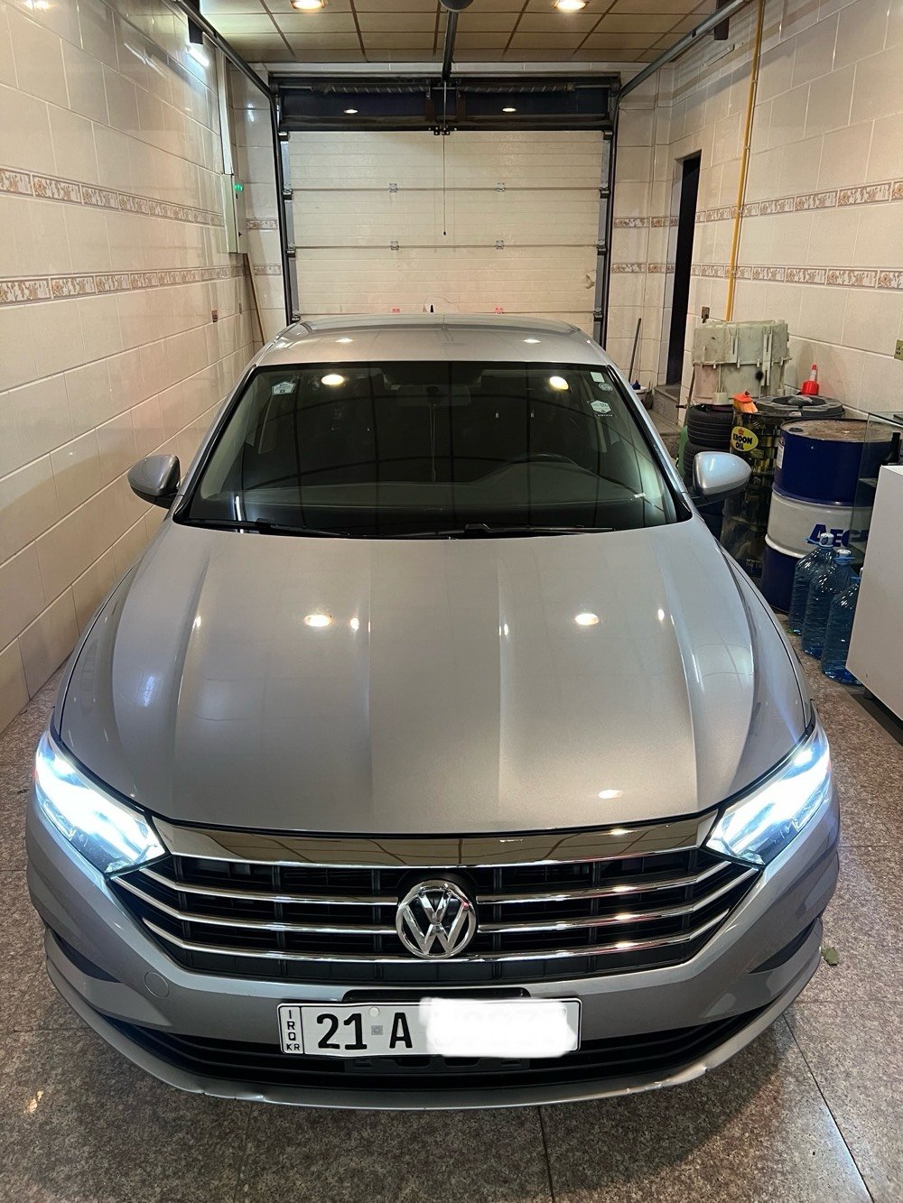 Jetta S 2021 , یەک دەرگای بۆیاخە ٤٨ هەزار میل ڕۆشتووە ، سەیارەیەکی بێ عەیب و کەم مەسرەفە ، لە سلێمانیم داوای ١٤٦ و معامەلەی لێ ئەکەم ، هەموو گیانی بە شەرت پێش و پاش کەپس بێ ئەیرباگ و ناو ، ١ دەرگای بۆیاخە ،تکایە ئەگەر مشتەری نیت و سعر تاقی ئەکەیتەوە بێزارمان مەکە، ڕەقەم شاصی و سۆنەری دانراوە ،لەگەڵ ڕێزم بۆ پەیوەندی  ***********  كوردى.       *********** العربية