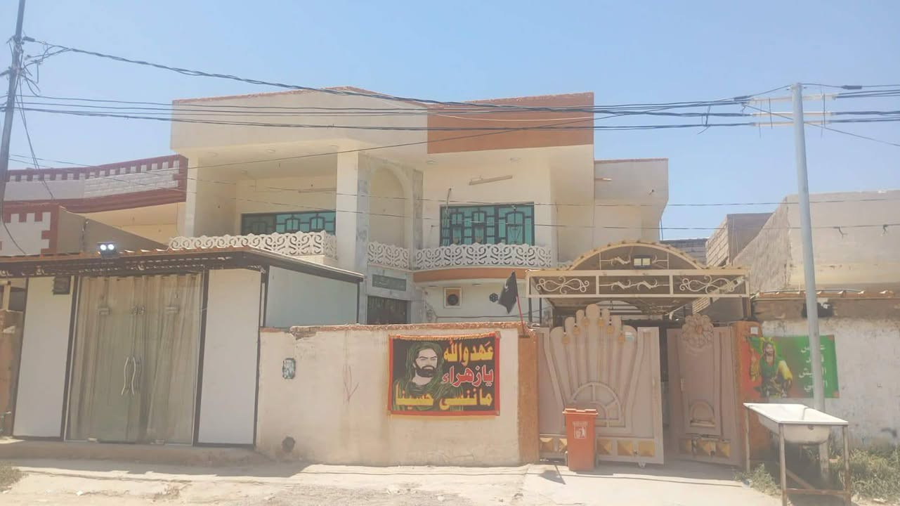 بيت مساحة 300 بناء نظيف جدا 4 غرف نوم وبي محلات عدد 2 وطارمة وصحيات داخلية وخارجية وطارمة كبيرة العنوان زوير قرب مشروع الماء الاول طابو زراعي سند 25 بيع او مراوس الاتصال ***********
