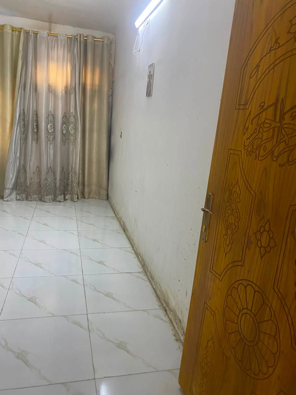 السلام عليكم بيت للبيع شرطه رابعه مساحه
111 يحتوي هول ومطبخ وغرفه نوم وحمام وطرمه 
وطابق ثاني غرفتين وبينهم هول 
وبيتونه كبيره 7 امتار طولها وعرض 4 امتار
للاستفسار التواصل ***********
