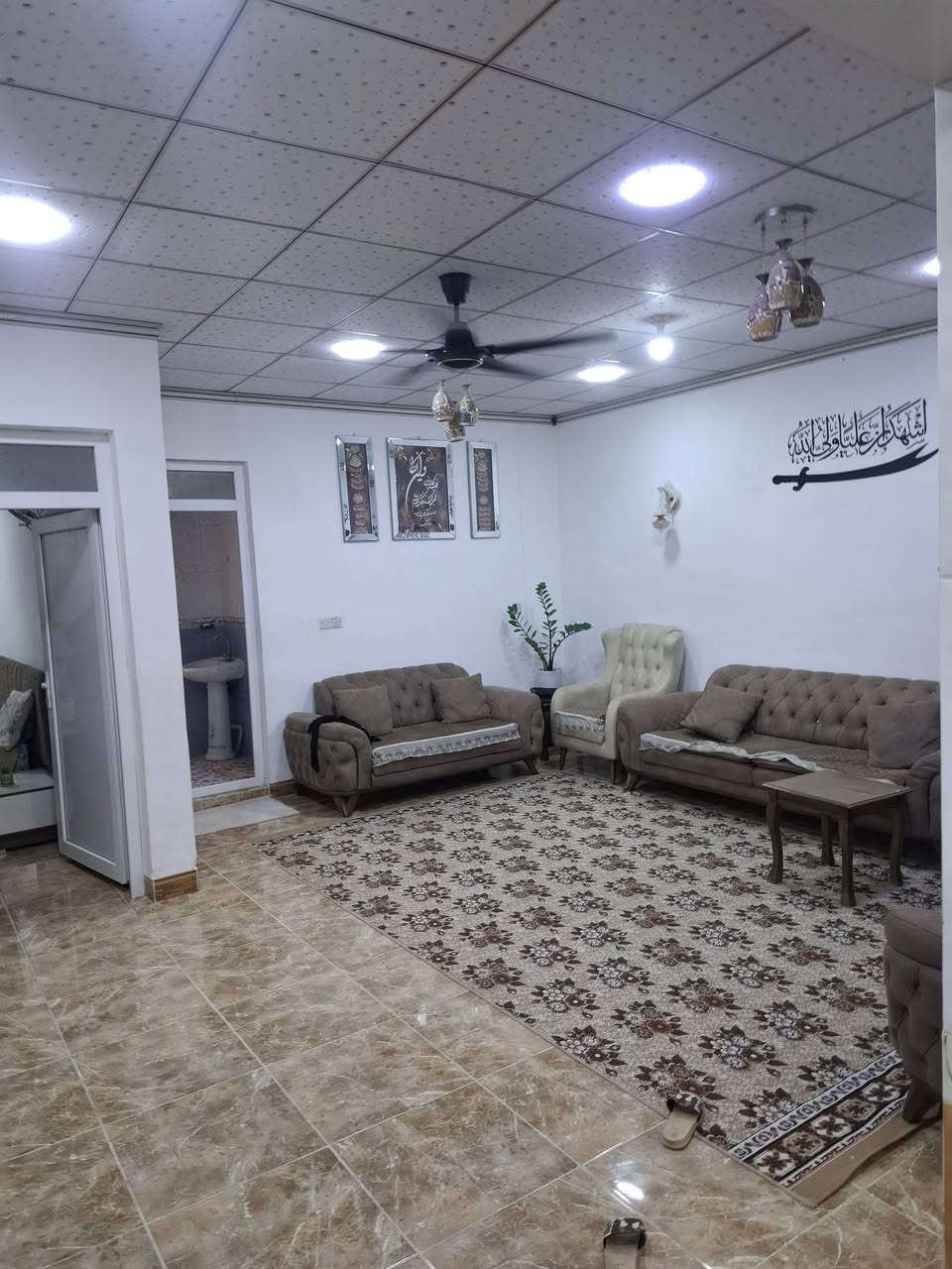 السلام عليكم بيت للبيع في ملاعزيز مساحته ١٦٠ متر بدايه ملاعزيز اول فرغ طابقين فول مواصفات الطابق الاول يتكون من غرفه نوم واستقبال وهول داخلي مطبخ بارد ومطبخ حار والطابق الثاني يتكون من غرفتين سعره 43 وبي مجال للاستفسار اكثر الاتصال بالرقم  ***********
