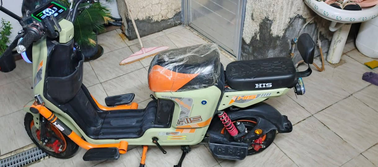 دراجة شحن HIS 2000W للبيع   
النوع: HIS H900 - 60V 2000W الاصلي
الحالة: جديدة استخدام قليل، الكشن بعده بالنايلون
البطاريات: 5 بطاريات اصلية، شحن قوي
المواصفات: شاشة ديجتال، انارة زينون ولد ملون، بريك دسك امامي وخلفي، مقعدين
ما تحتاج بانزين ولا دهن، بس اشحن وامشي
⚫⚫⚫⚫⚫⚫⚫⚫⚫
السعر: 650 الف وبيها مجال 
المكان: بغداد
للتواصل: [***********]
