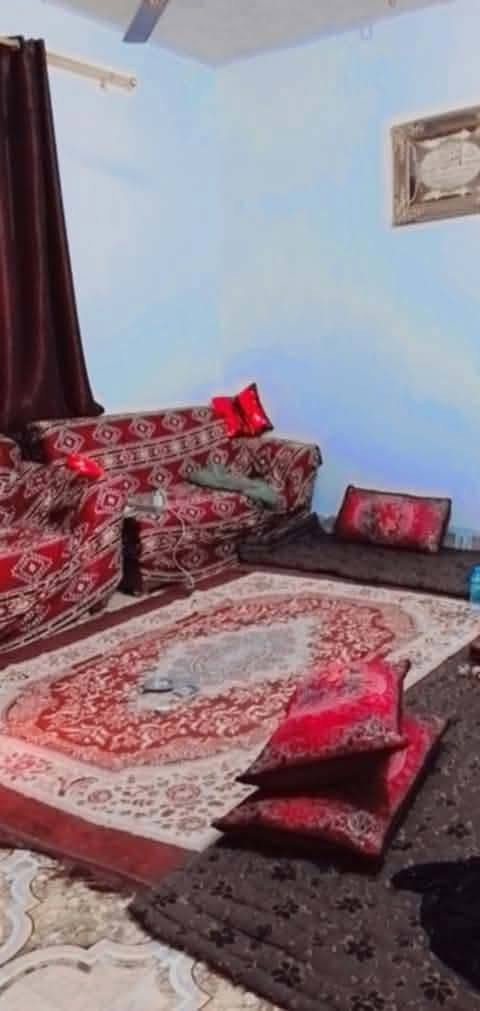 سلام عليكم ورحمة الله وبركاتة 
مشتمل يتكون من غرفتين نوم 5×4 مطبخ 4×4 موزع 2×2 استغبال 7×4 صحيات داخل وخارج بيت كامل سيراميك حديقه جبيره ماء اساله +ماء مشروع خط مولد وطني اسواق مدارس قريبه عليك كامل خدمات مساحه الرض الكلي 600 متر جنس الرض زراعي العنوان منطقة دار السلام قبل دخوليه العلم منطقه هادئه وحلوه السعر 33 وبي مجال للطيبين رقم الهاتف *********** خابر ودلل
