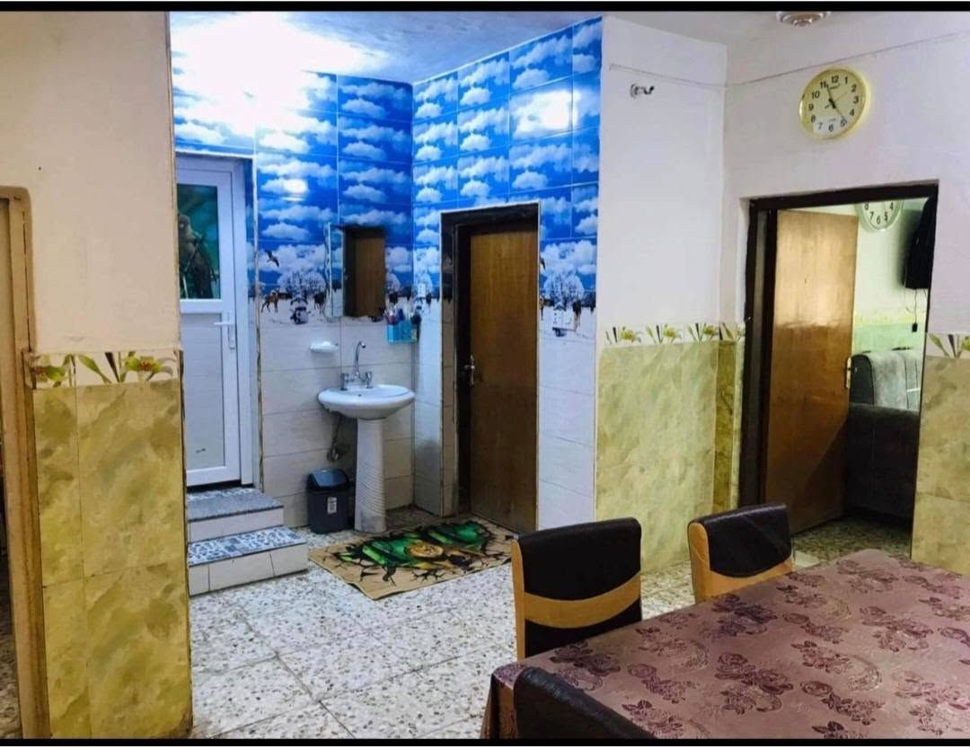 بسم الله الرحمن الرحيم. دار للبيع واسط صويره حي الشهداء قاطين مساحه 300م---- ثلاث غرف مع مجمع صحي. بالطابق العلوي-- وستقبال وهول ومطبخ حار وبارد وغرفة نوم وصاله ومخزن صغير ومجمع صحي بالداخل. ومجمع صحي بالخارج موبايل ***********. خدمات كامله --  الموقع مدخل حي الشهداء رابع فرع على يسار* * السعر 180 مليون
