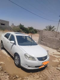 بي وايدي كورلا • ٢٠١٣ • داخل نظيف