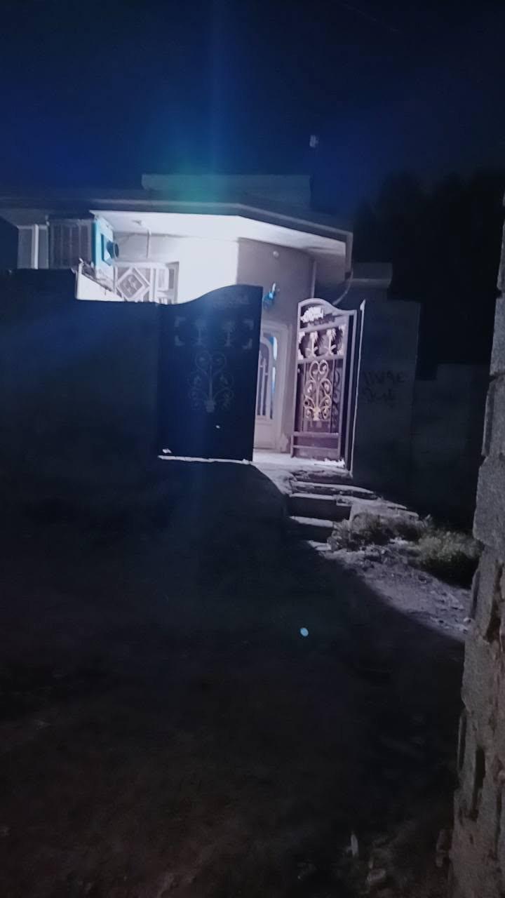 يلله سلام عليكم مشتمل مساحه 100 بيه غرفه وصاله ومطبخ. وستقبال  قريب عل كورنيش بناء نص طابوك ونص بلوك البي حلو السعر 26 وبيه مجال *********** خاص هم متواجد البيت كلش حلو مرتب
