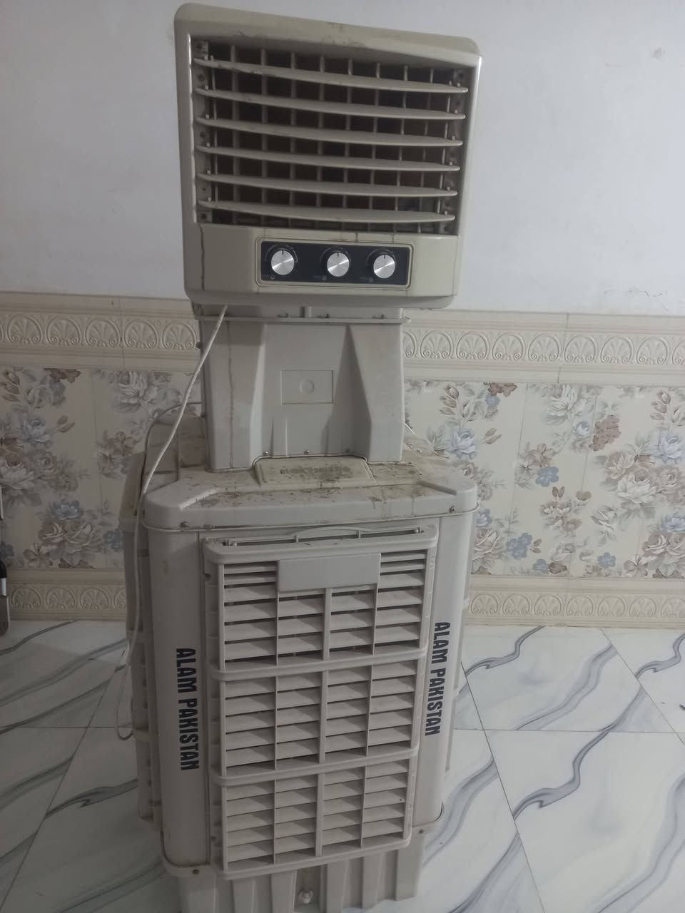سلام عليكم كونفيره صرعه ثلاث طكات جديده مستخدمه ثلاثه أشهر فقط سعرها (300) ألف . للستفسار (***********)
