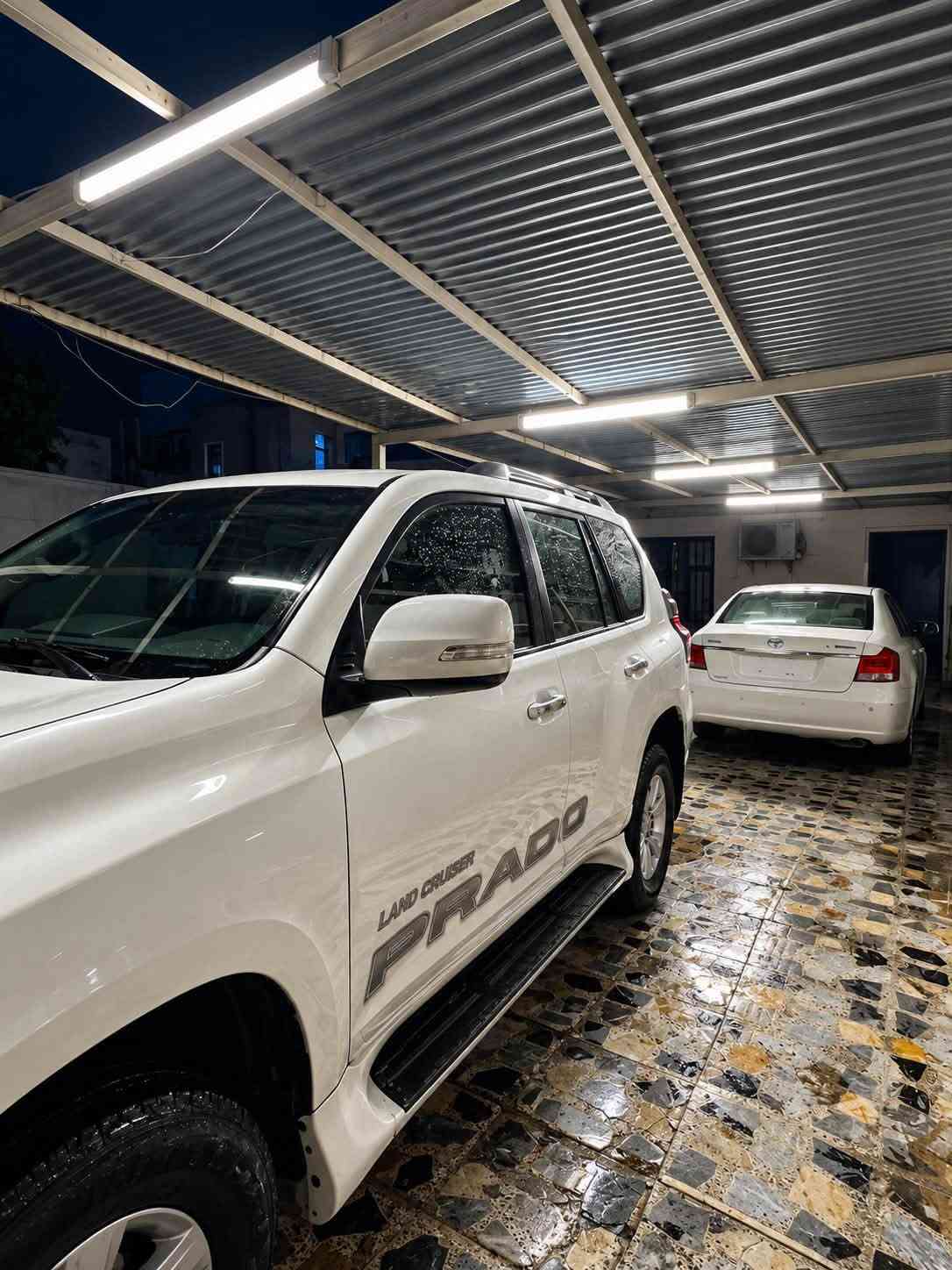 للبيع: تويوتا برادو 2014 – فئة TXL خليجي (فل مواصفات)
🔹 الموديل: 2014
🔹 الفئة: TXL خليجي (1/1)
🔹 اللون: أبيض مع تطعيمات كروم
🔹 المحرك: 6 سلندر – 4000 سي سي
🔹 ناقل الحركة: أوتوماتيك
🔹 الدفع: رباعي (دبل خفيف + ثقيل)
🔹 الوقود: بنزين
🔹 عدد المقاعد: 7 ركاب
🔹 الخزان: خزان واحد
🔹 العداد: 178,000 كم (قابل للزيادة)

📍 الموقع: بغداد – البلديات
🪪 اللوحة: بغداد – رقم إنكليزي دولي
✍️ التحويل: باسم المالك، تحويل ثاني يوم

✅ المواصفات والتجهيزات:
 • فتحة سقف
 • تكييف أمامي وخلفي شغال (3 قطع)
 • مراتب نظيفة جدًا
 • شاشة بلادي (بلوتوث – AUX – شاحن سريع)
 • كاميرا خلفية
 • حساسات خلفية
 • أرضيات (دوسات) جديدة
 • كراسي أمامية تحكم كهربائي
 • نظام ECO اقتصادي
 • ويل كاب ألمنيوم
 • قياس التاير 18 – تايرات جديدة
 • كير ومكينة مكفولة
 • صدر أمامي وخلفي جديد
 • مراي تغلق مع الأقفال
 • تحكم بالزجاج عن طريق البصمة
 • سونار السيارة مرفق
 • حالة السيارة ممتازة – مستخدم نظيف – لا تحتاج أي تصليحات

💵 السعر المطلوب:
290 دولار فقط
(يعني شديّت 90 ورقة)
قابل للتفاوض بالمعقول
***********
