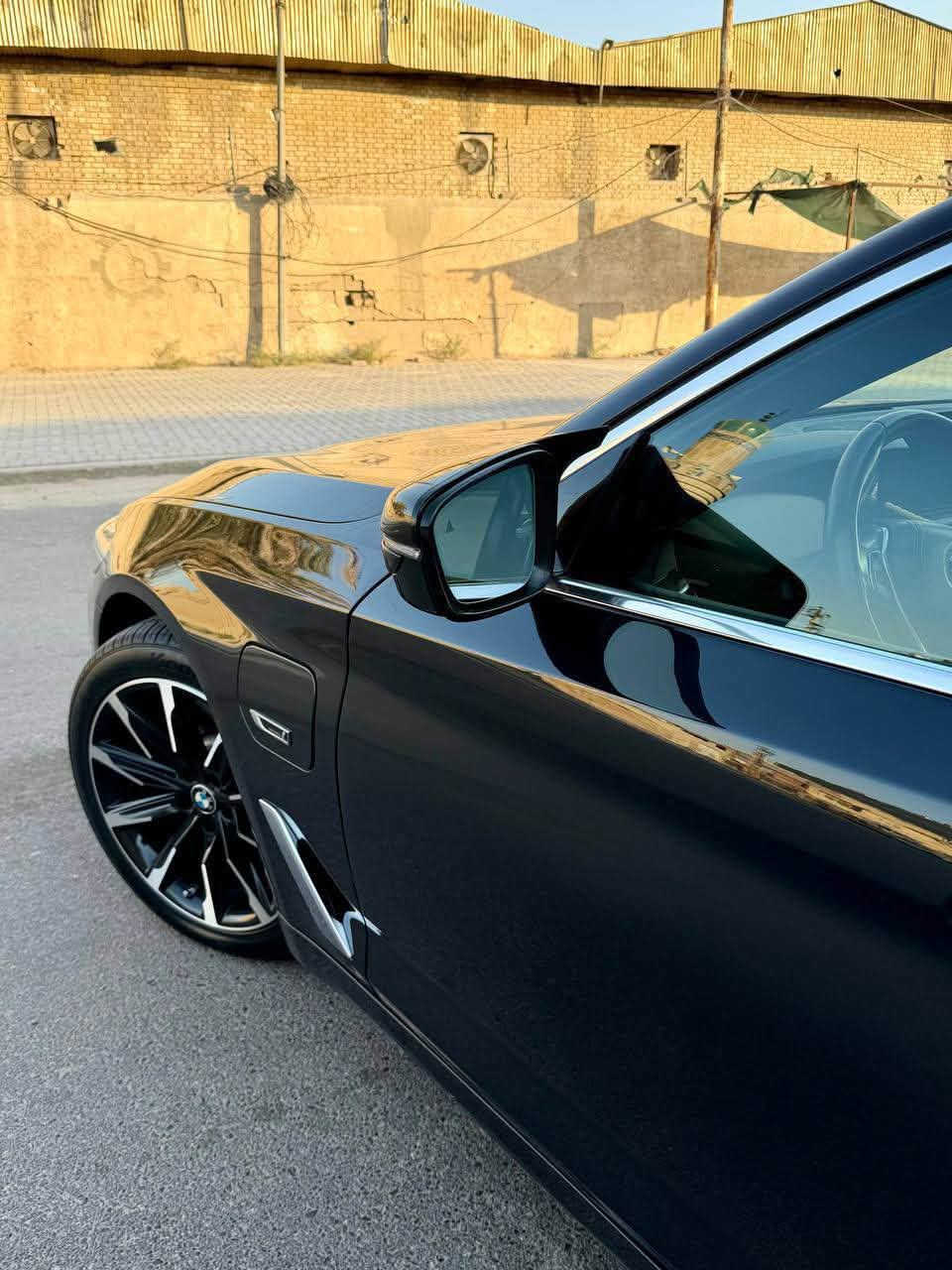 BMW530e
موديل 2022 
هايبرد بلكن هايبرد 
 اللون اسود
وارد امريكي بدون ايرباك قطعتين صبغ 

مواصفات:
محرك ٢٠٠٠ توربو
٣ وضعيات قياده (سبورت- هايبرد -كهرباء)
داخل اوف وايت 
ماوس تحكم
فتحة سقف
جنطه كهرباء
حساسات امامي خلفي
رادار استشعار المركبات من الامام
تدفئة كراسي
تحديد مسار
شفتات ستيرن
مري كهرباء 
كراسي جلد وكهرباء
ميموري خزن وضع سائق
مسويلها صيانة عامه (سيرفس كامل )
ومسويلها حمام وبولش
سياره مابيهه نقص صفر مسج
رقم جديد هزه جديدة 
السيارة كاملة والكمال لله 
ماشيه 56 الف مايل 
سعر ٢٩٠ وبيها مجال بسيط 
مكانها  الاعظمية
تواصل ***********
