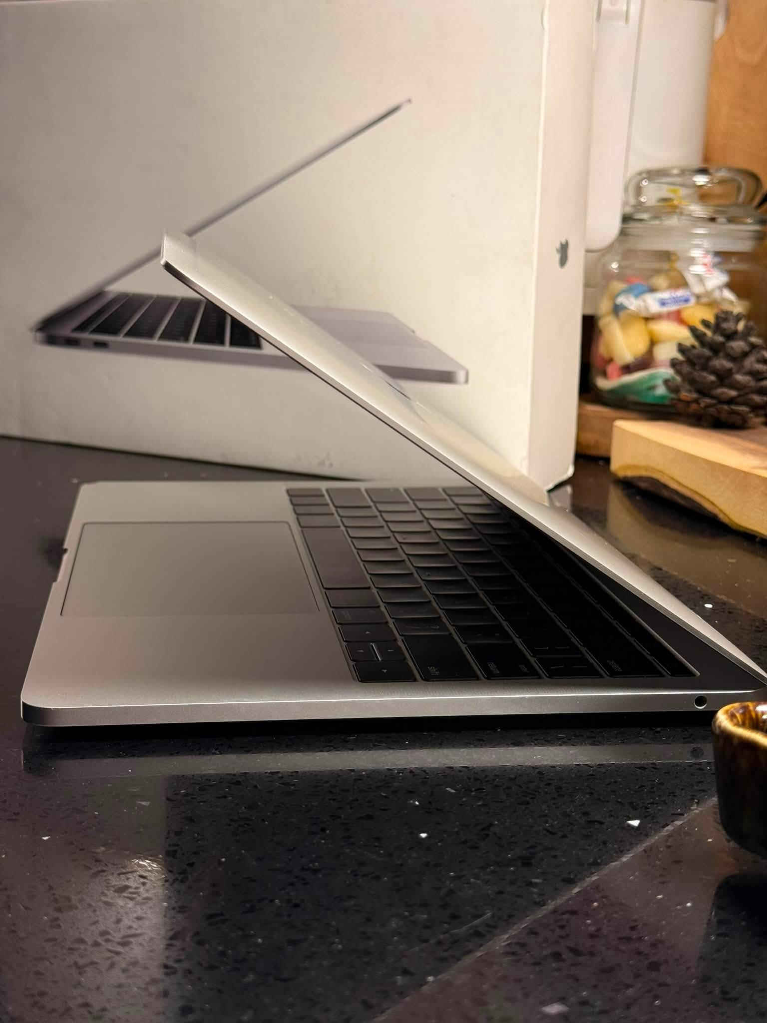 سلام عليكم
MacBook Pro 
13 inch
Ram 8. SSD 256 
نضافه الجهاز 95‎%‎
شاشه 2k retina
2 منافذ شحن usp-c
كامل ملحقات شاحن اصلي 
كارتونته الاصليه مطابق مع الايمي الجهاز 
بطاريه جديده مشحونه فقط 5 مرات تقريباً اتطول 6 الى 5 ساعات 
سعره 375 الف بي مجال بسيط 
مكاني بغداد البياع حي الشرطه شرطه الرابعه 
***********
