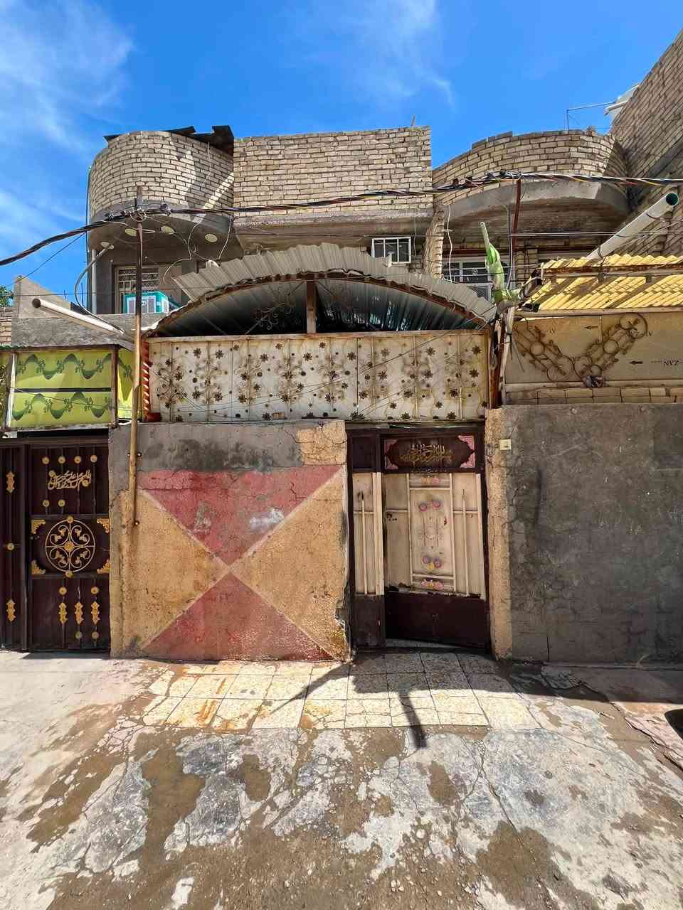 دار للبيع في الشعب قرب مستشفى الزهراء الاهلي نهاية الفورتات البيت طابو صرف المساحة 78 متر يصير فرع مغلق الاستفسار علئ الرقم ***********
