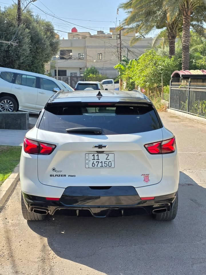 📌شوفرليت بلايزر  2022 RS 
🔹رقم بغداد جديد باسمي

📌حجم محرك : 6 سلندر 3.6 
🔹عدد المسافات 95mi

📌اللون : صدفي سقف اسود
🔹بلاك توب 

📌الضرر : مبدل بنيدا وجاملغ
باب بارد فقط
🔹ايرباك دركه فقط

 📌المواصفات :
............
🔹بصمة تشغيل
🔹بصمة 4 ابواب 
🔹جنطة شفط كهربائي
🔹فتح الجنطة عن طريق القدم
🔹لايت ليد + نهاري
🔹تحكم وضعيات القيادة
🔹تحكم ستيرن جهتين 
🔹هاند بريك بصمة
🔹منافذ USB
🔹كشنات كهربائي 
🔹تدفئة كشنات اماميه
🔹تبريد قطعتين 
🔹شاشة كار بلي + أندرويد اوتو
🔹رادار امامي جانبي
🔹تحديد مسار 
🔹كاميرات
🔹اوتو ستارت (Auto start)
🔹اوتو ستوب (Auto stop)
🔹مانع انزلاق+ABS
🔹تشغيل عن بعد 
🔹بقية موصفات RS معروفة 

📌لاستفسار ***********
📍بغداد الصليخ شارع 600
السعرر 200بيها مجال
