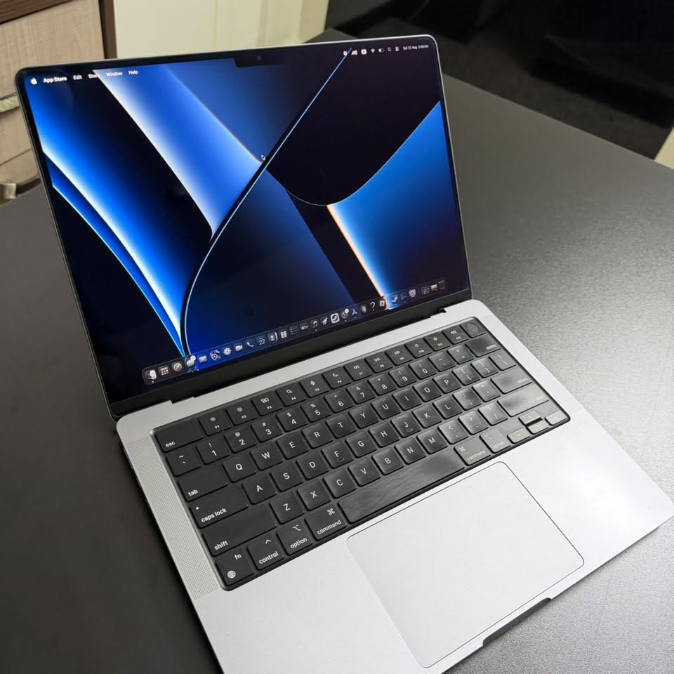 ماك بوك m1pro شريحهPro لون سبيس قري  نظيفف استعمال شخصي ويا شاحنه اصليه وكيبل اصلي ويا جنطه اصليه امريكيه وجلاد كيبورد حمايه اصلي وكفر شفاف سلم اصلي  السعرمليون و400   وبي مجال بسيط *********** بي ضمان 
Ram16 gb 
512tb
14 inch 
88🔋￼
