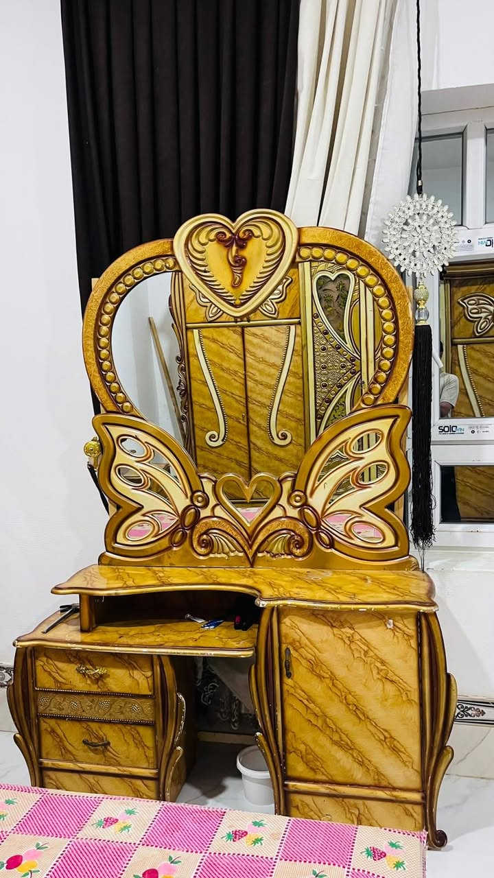 غرفة نوم خشب عراقي صاج لون ذهبي مميز السعر 700 وبيها مجال العنوان الرمانه***********
