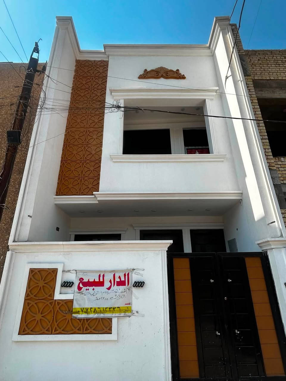 🔥 بيت ملك جديد للبيع (بناء 2026 - غير مسكون) 🔥
📍 الموقع المميز: بغداد - حي الخليج (محلة 709 / شارع سفن النجاة) - على شارع عام عرض 15 متر.
📐 المساحة والأبعاد:
 المساحة: 112.5 م² (الواجهة 5m × النزال 22.5m).
 مدخلين منفصلين لعزل وخصوصية تامة.
🏛️ التصميم والتشطيب:
 4 غرف نوم | 3 حمامات.
 صالة استقبال (خطار) | هول داخلي | مطبخ منفصل.
 أرضيات مرمر فاخرة | درج بيانو حديث مع محجر زجاجي.
📲 للاستفسار والسعر (اتصال / واتساب): ***********
