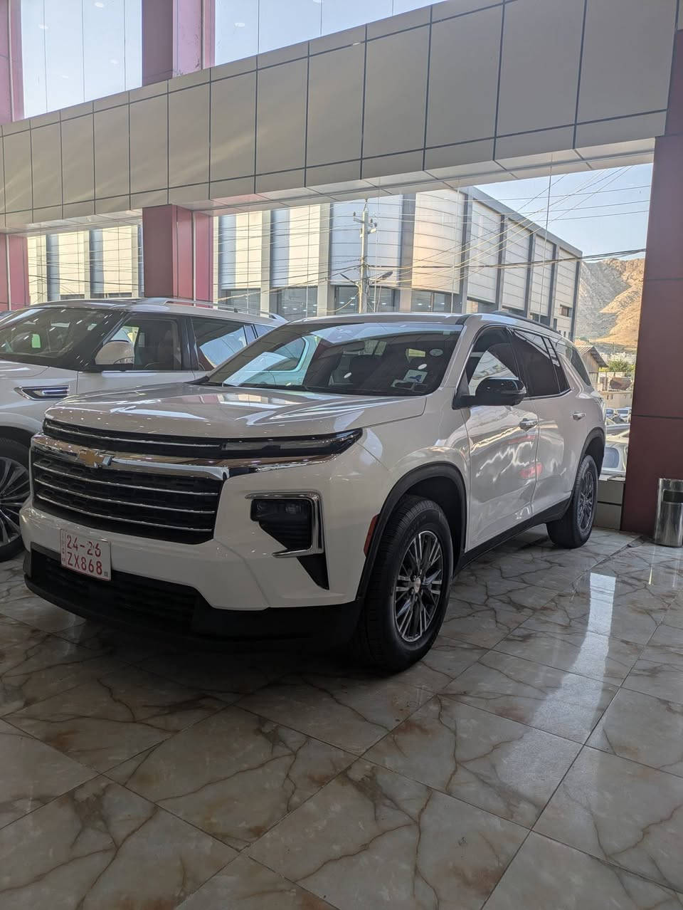 CHEVROLET TRAVERSE LT 2024 AWD
محرك 4 سلندر 2.5 توربو
​​مصابيح أمامية وخلفية LED بالكامل بتصميم نحيف وعصري.
​الباب الخلفي: باب كهربائي يدعم تقنية الاستشعار الذكي فتح تلقائي عند الاقتراب.
شاشة ترفيه ضخمةAppe CarPlay و Android Auto لاسلكياً.
​شاشة العدادات: شاشة رقمية بالكامل أمام السائق 
 7 مقاعد (مع مقاعد منفصلة في الصف الثاني
مقعد السائق قابل للتعديل كهربائياً بـ 8 اتجاهات مع دعم المنطقة القطنية.
​المميزات: شاحن لاسلكي للهواتف، تشغيل عن بعد، عجلة قيادة مكسوة بالجلد، ومنافذ USB في جميع الصفوف.
​نظام الفرملة التلقائية في حالات الطوارئ مع كشف المشاة وراكبي الدراجات
​نظام المساعدة على البقاء في المسار مع التحذير عند المغادرة
​نظام تنبيه النقطة العمياء ومساعدة التوجيه في المنطقة العمياء
نظام تنبيه حركة المرور الخلفية والكبح التلقائي الخلفي
​نظام تثبيت السرعة التكيفي
​كاميرا الرؤية المحيطية بدقة عالية
جاملغ وباب سائق و نصف باب خلفي صبخ بدون دواخل بدون ارباك . موضح بالصور
سيارة بدون رقم تترقم محافظات الاقليم . سيارة موجودة بمعارض دهوك .
سعر 310 و مجال
رقم شاصي 
1GNEVGKS9RJ188823
رقم موبايل ***********
