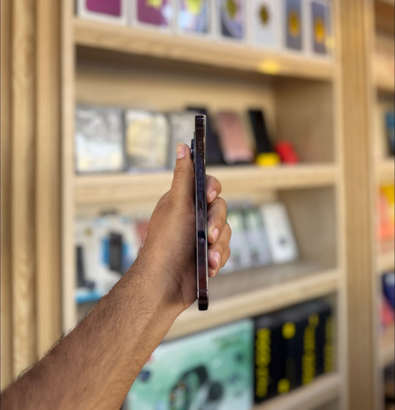 السلام عليكم 
ايفون 14 برو ماكس للبيع فقط بدون مراوس
بطاريه 83 🔋 بلادي
جهاز شخط مابي وتر 
الجهاز دبل خط شريحتين
فقط مبدل ضهر اصلي 
825 الف وبي مجال
*********** للتواصل 
عنواني ٧ كيلو
