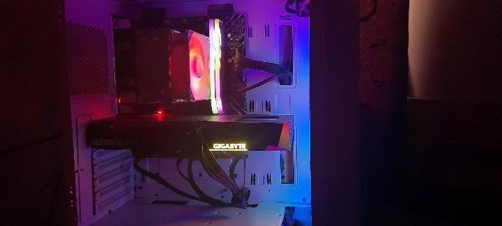 ​🔥 للبيع كيس تجميعة ألعاب (PC Gaming) مع شاشة احترافية بحالة ممتازة! 🔥
المواصفات القوية لتشغيل أقوى الألعاب وبرامج التصميم بكل سلاسة:
​المعالج: Intel Core i5-12400F 💻
​كرت الشاشة: RTX 3060 Ti 8GB 🎮
​اللوحة الأم: Gigabyte H610
​الرامات: 16GB DDR4
​التخزين: M.2 1TB (سرعة عالية جداً في نقل البيانات والإقلاع)
​مزود الطاقة (باور سبلاي): 550W
​🖥️ مواصفات الشاشة:
​الموديل: Vivance-27QV
​الحجم: 27 بوصة
​الدقة: 2K فائقة الوضوح
​معدل التحديث: 165Hz (مناسبة جداً للألعاب السريعة والتنافسية)
​💰 السعر:  950.000
📍 المكان: [بغداد]
📞 للاتصال أو الاستفسار: [***********]
