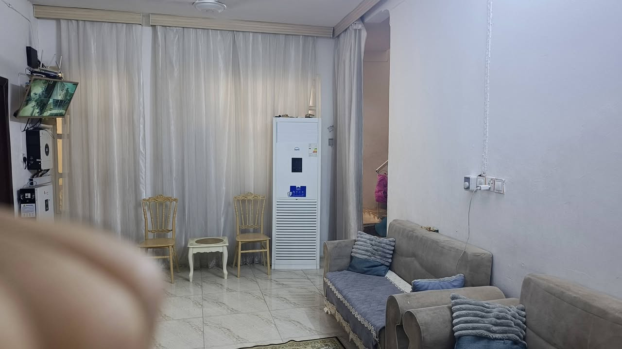 السلام عليكم 
دار للبيع بالقرب من ملعب بيت نصيف شارع ناطق 
مساحة الدار 150م 
يتكون الدار من استقبال وصاله وغرفه ومطبخ ومنور ووممر 
للاستفسار اكثر الاتصال
***********
السعر 85
