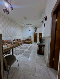 بيت 150م طابق واحد يحتوي على غرفتين و المطبخ هوه والكاونتر و استقبال و...