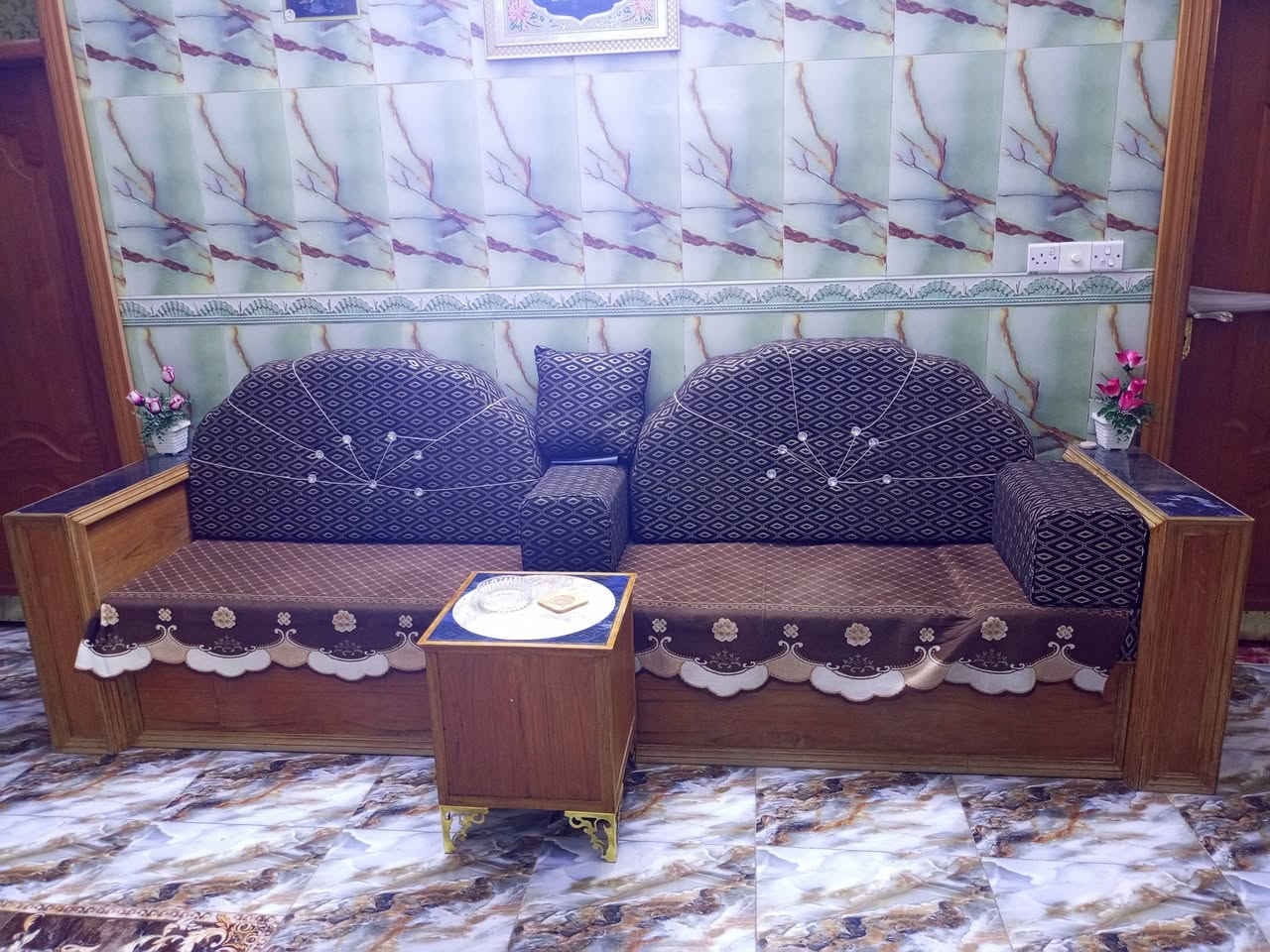 ديوان ابلوك صاج اسفنج ضغط عالي نظافته 95 الطول 16متر مع 7كوشات وسيت طبلات الكبيره وسطيه اواربعه اصغار العنوان ديوانيه دغاره السعر علخاص اواتصال بلرقم ***********
