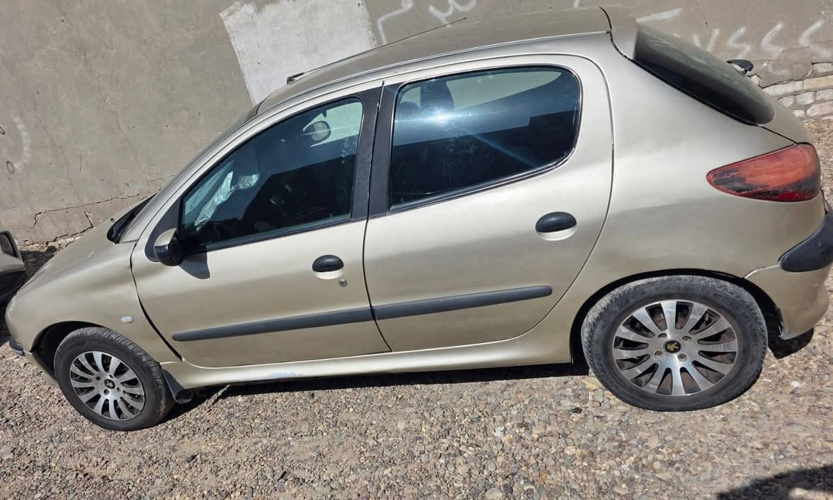 بيجو 206 للبيع موديل ٢٠٠٩ 
محرك نظيف 
تبريد ثلج 
غرفه داخليه نظيفة
شاشه لمس محدثه 
كامرة تسجيل امامية وخلفيه 
تايرات جديد 
بيه طخات تتعدل على البارد باب وجاملغ خلفي واضحه بالصورة
المكان بغداد حي العامل
السعر ٤٣
***********
