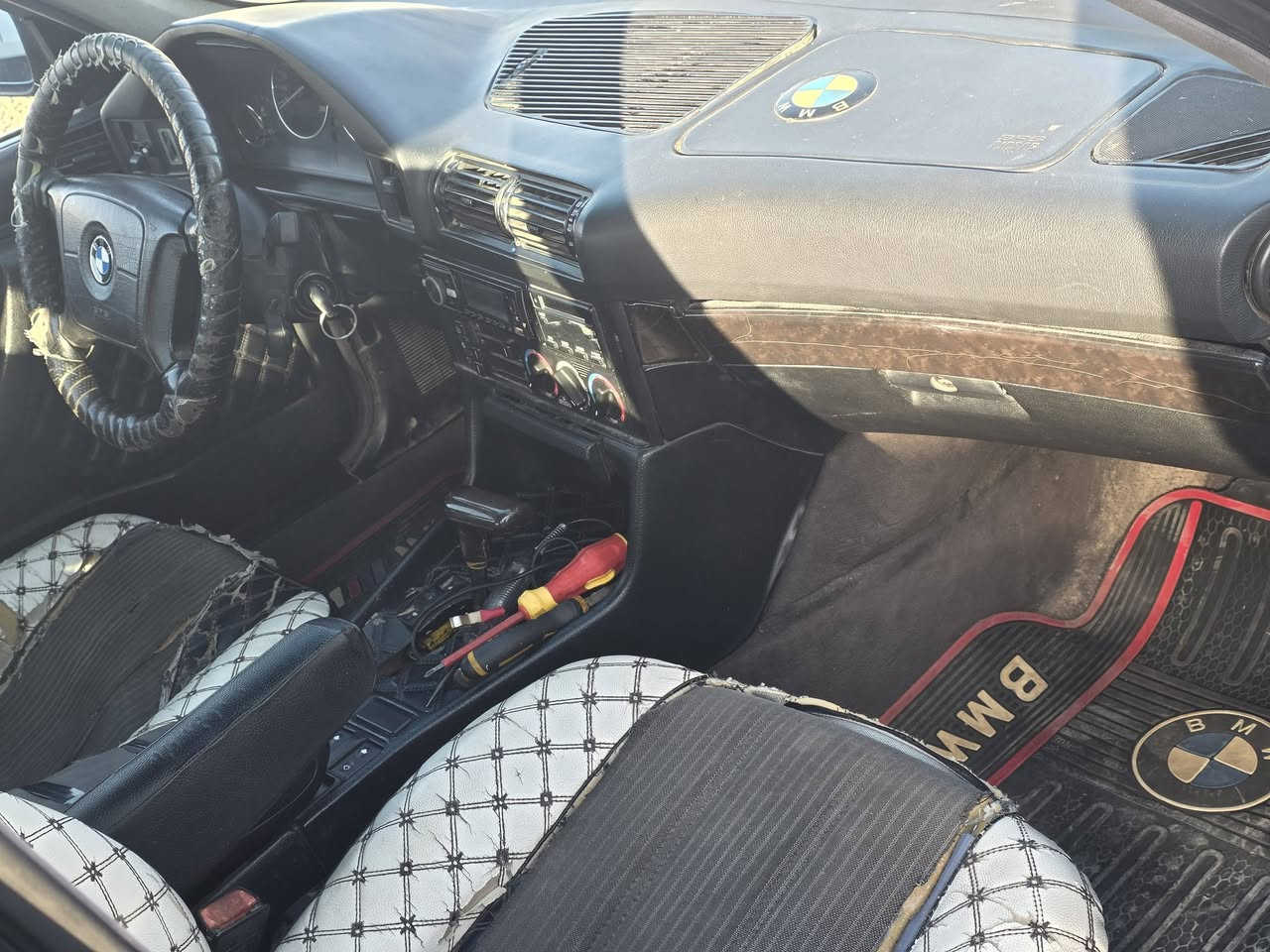 السلام عليكم سياره BMW
رقم تأميم 
سياره صدر تعبان
ت***********واير جدد
تبريد فقط يعوزه غاز شرط
ابيع قساط مقدمه والباقي استقطاع الكتروني
سعر ٢٣ وبيها مجال قليل
