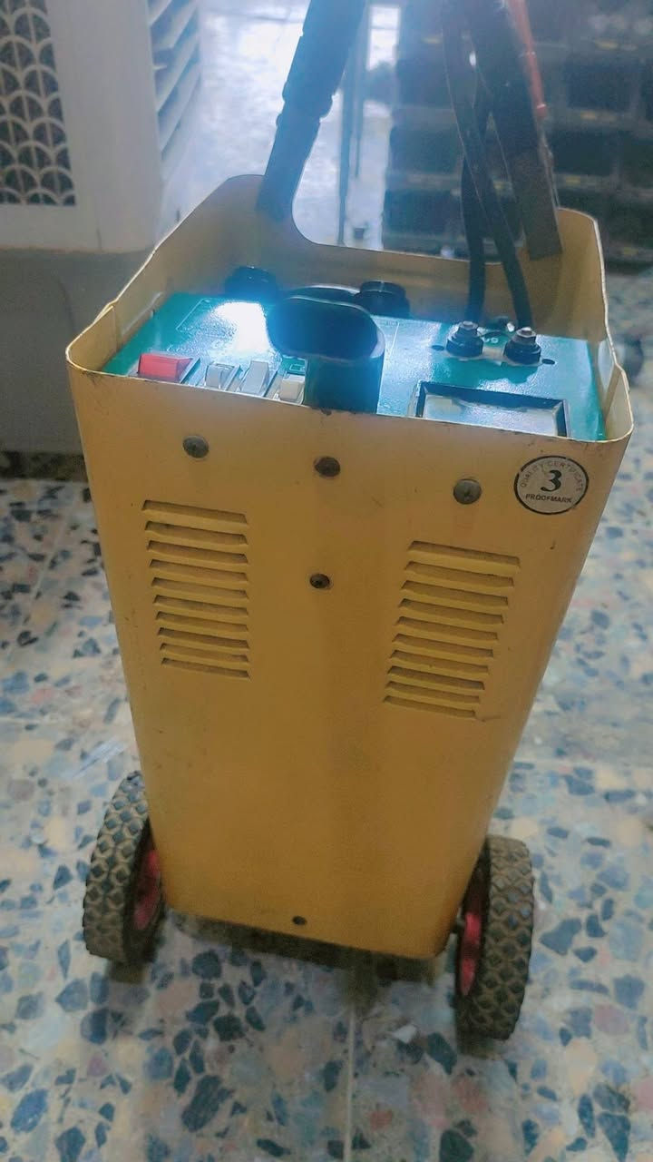 شاحنه بطاريات 12/24الصناعه المانيا تشحن من 7امبير إلى 450امبير السعر 150الف لتواصل ***********
