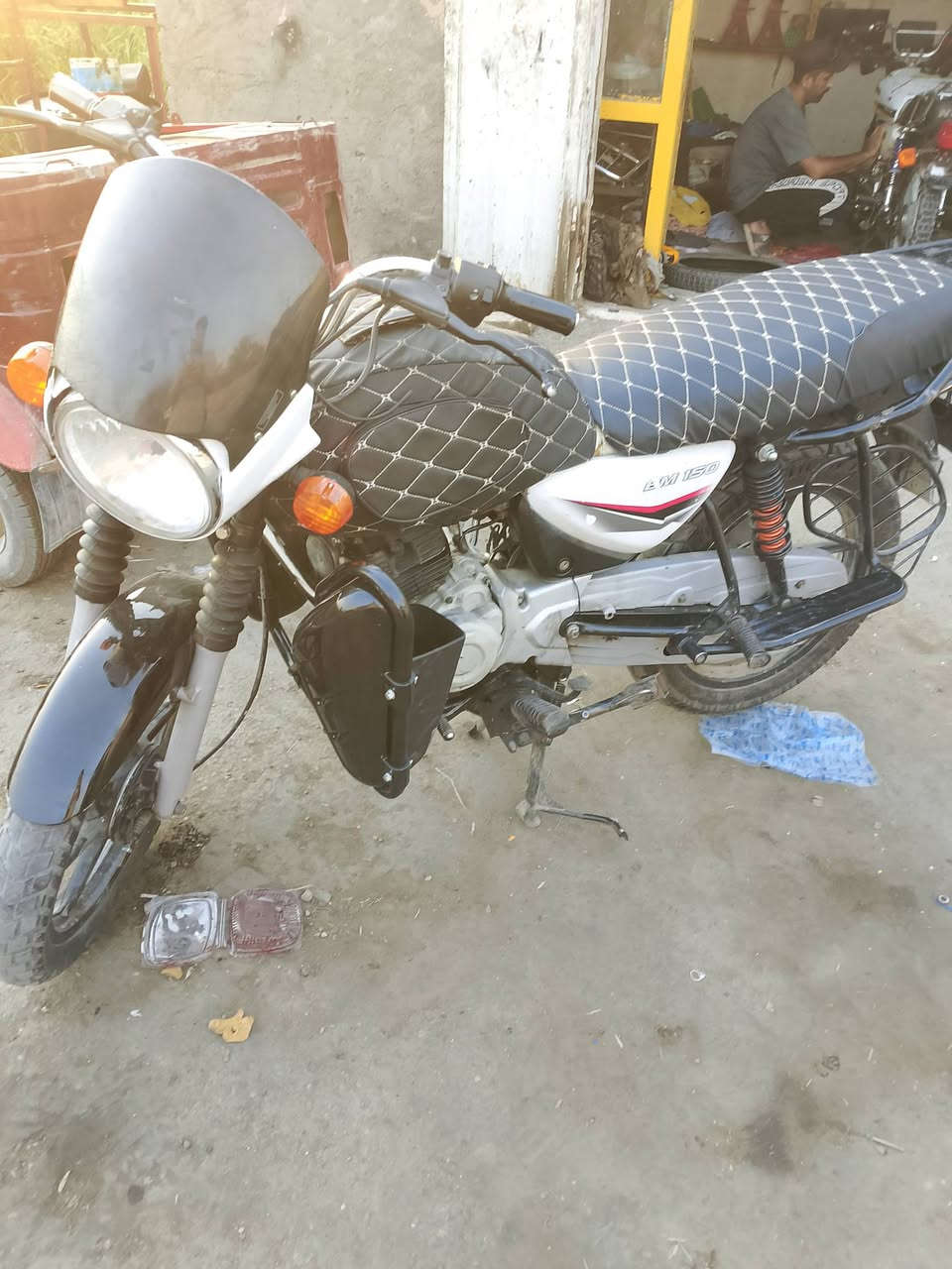 سلام عليكم بوكسر لبيع وراق كامله موديل 22 مكانه بغداد سعر 1200 وبيه مجال رقم ***********

