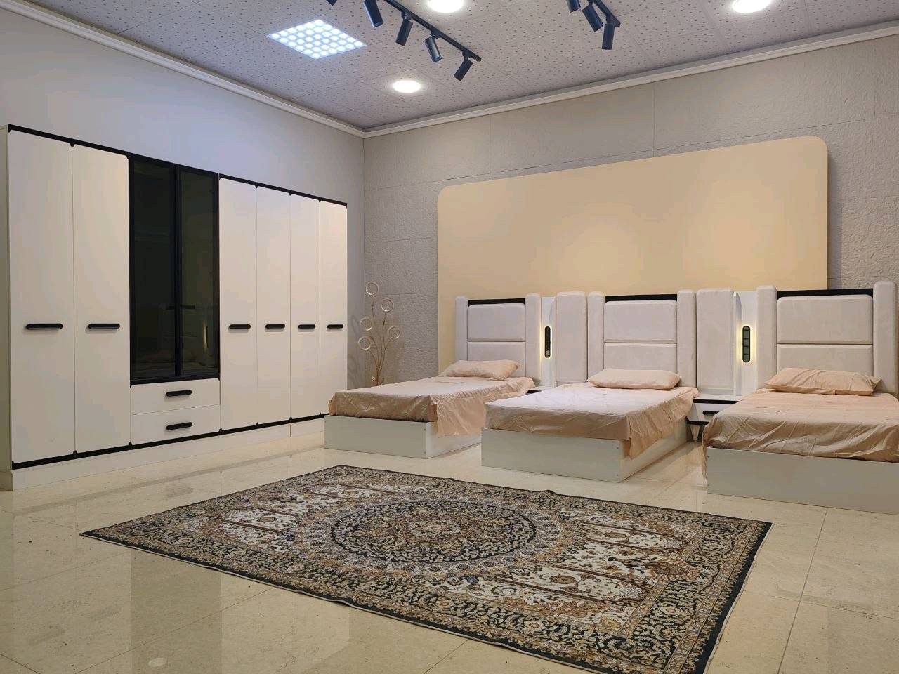 السلام عليكم عرض جديد وحصري لأصحاب الذوق الرفيع مع غرفة الفخامه وااجمال غرفه النوم تركي الشبابي 👇موديل نورين 👇 تتكون من 9 قطع 👇👇 نفس الصوره بالضبط ابواب الوسط المنيوم جام شفاف 👇 انارة الكنتور 👇 برغي وجوا حديد 👇السرير سيبايه حديد 👇 نرماده هيدروليك 👇👇 سكك 3 مراحل 👇 متوفر بلون كريمي 👇 كنتور 6 باب 👇 قياس 225 سم 👇 مع ملحق 2 باب قياس 75 سم 👇 سرير عدد 3 قياس 90 +, 200  سم 👇 ميز تواليت 👇 كوميدي عدد 2 ?👇 مرايه قيافه 👇 السعر مليون و 100 الف 👇 توصيل بغداد مجاني 👇 اطراف 20 ااف 👇 المحافظات توصيل 100 الف 👇 الحجز والمراسله علي الخاص للجادين فقط 👇👇👇👇👇👇👇👇👇👇👇👇👇👇👇👇
وين موقعكم بالضبط حتى إذا نريد نجي نشوف الغرفة؟ اذكر الحي/المنطقة أو أقرب معلم ببغداد أو بالمحافظة.: 
توصيل فقط بغداد 
الغرفة جديدة تماماً لو بيها استخدام/عرض؟ وإذا بيها ضمان فشكد مدته وعلى شنو يشمل؟: 
غرفه النوم جديد غير مستخدم 
السعر مليون و100 ألف يشمل الشدّ والتركيب لو بس تسليم؟ وإذا التركيب عليه أجور، شكد تكلفته؟: 
الشد والنقل مجاني داخل بغداد فقط
ممكن تذكرلي تفاصيل المواد والتشطيب: نوع الخشب أو الـMDF، وسُمك الألواح، ونوع السكة الهيدروليك والبرغي والحديد؟: 
خشب تركي بلوك 
إذا أكو ألوان ثانية غير الكريمي أو مقاسات ثانية للسرير/الكنتور، ممكن توضح المتوفر منها؟: 
فقط كريمي 