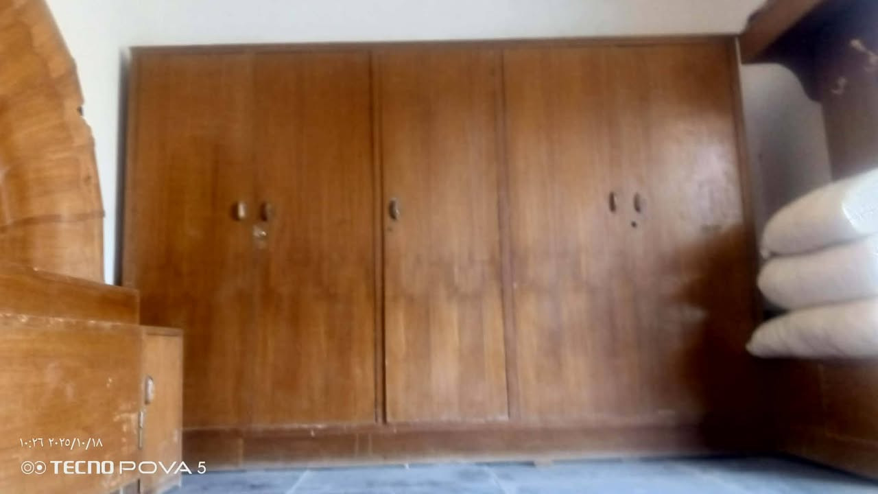 للبيع غرفه خشاب نقص جربايه  السعر ٣٠٠ وبيها مجال العنوان الديوانية المركز *********** مع بوفيه

نص مكتوب في الصور:
- ١٠:٢٦ ٢٠٢٥/١٠/١٨
- TECNO POVA 5
- ١٠:٢٥ ٢٠٢٥/١٠/١٨
- ١٠:٢٧ ٢٠٢٥/١٠/١٨