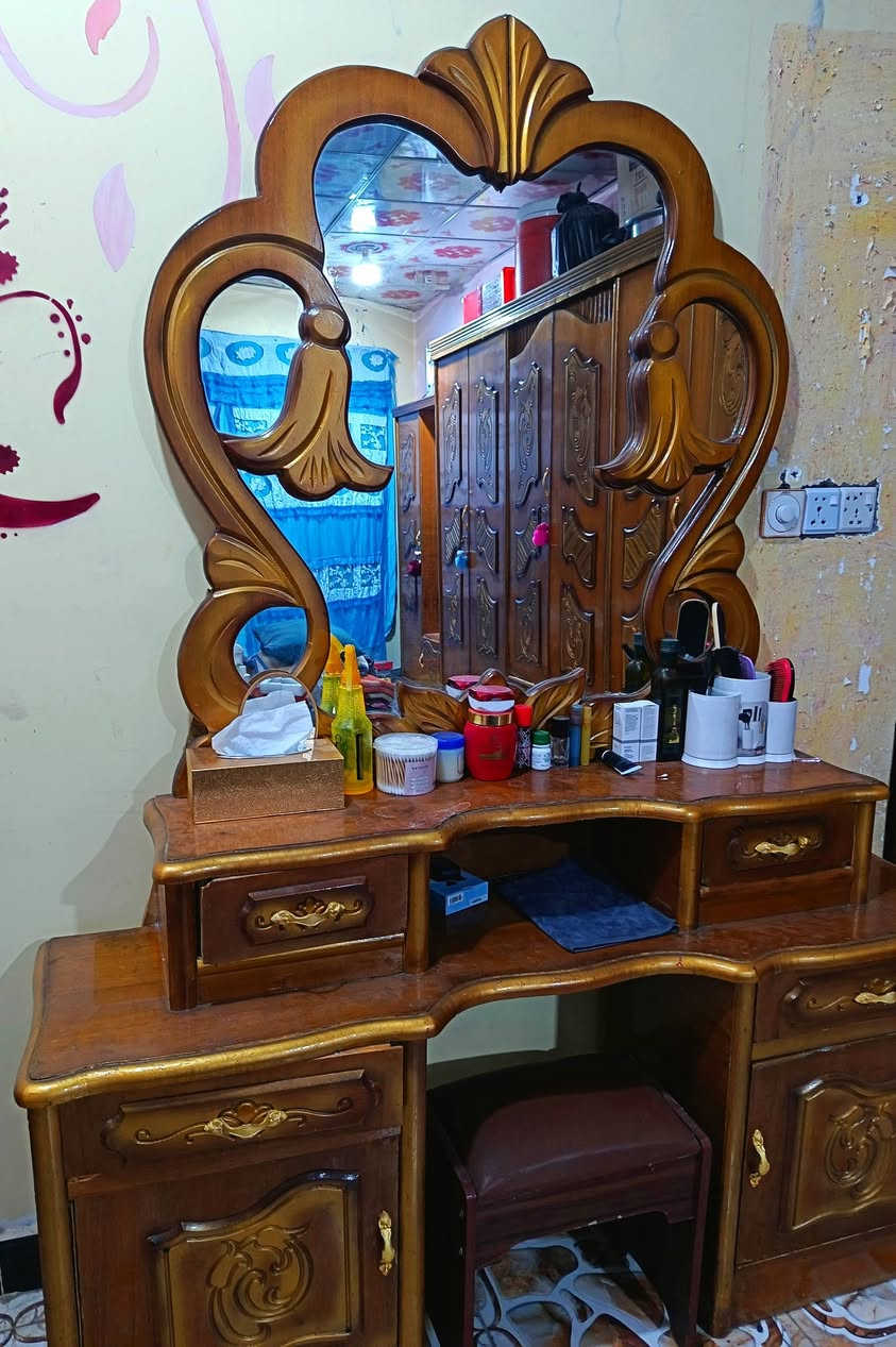 سلام عليكم غرفه أخشاب صاج للبيع مكاني بصره سعر 500 رقم الهاتف ***********
