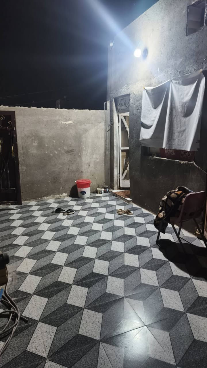 سلام عليكم بيت للبيع مساحته ١٥٠متر غرفتين وصاله ومطبخ   ستقبال بعده مكامل والباقي جاهز  للسكن طابو زراعي سند ٢٥ قرب ساحت التشابيه بناء حديث عكاده  *********** ***********
