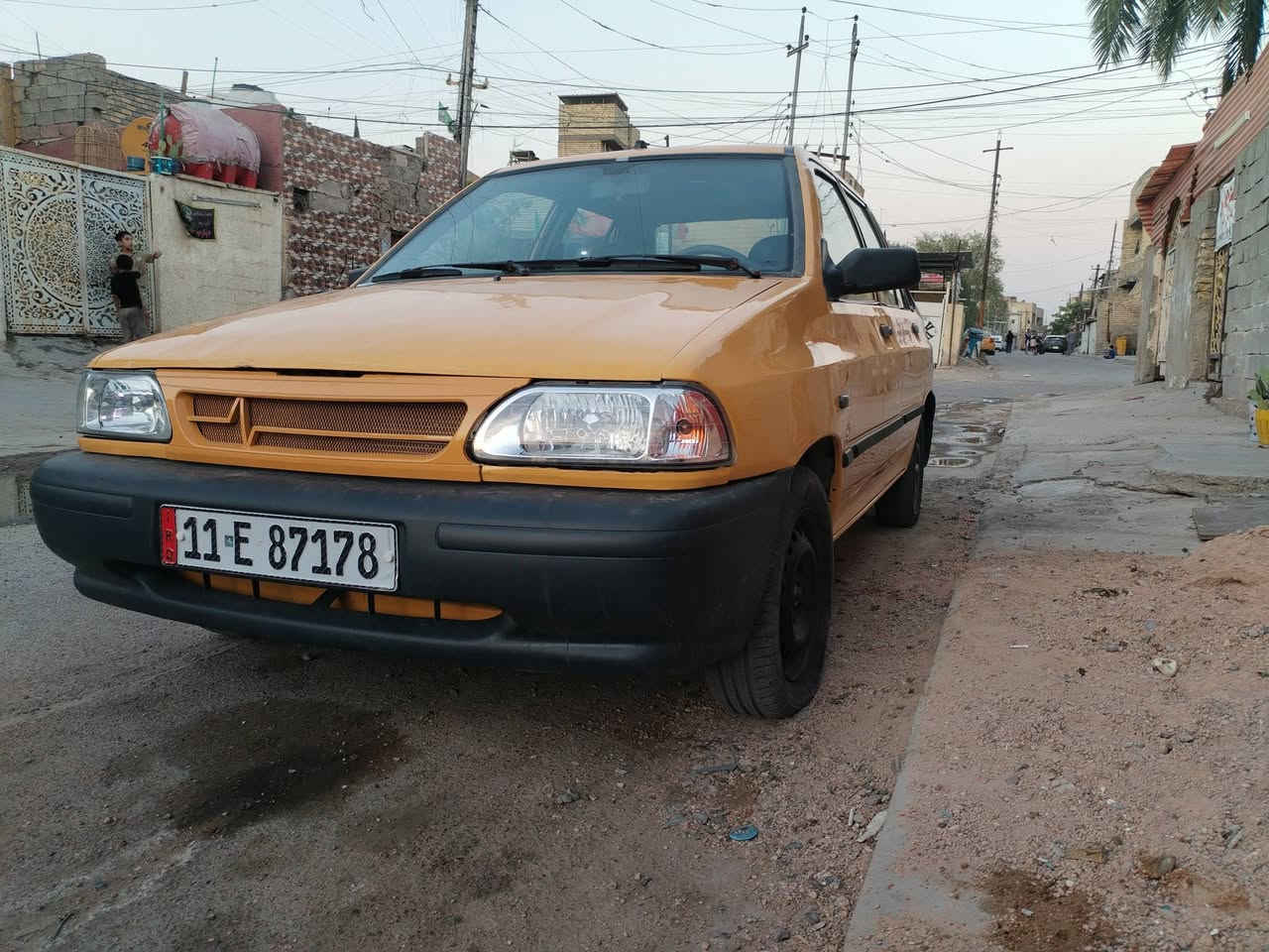 سايبه ٢٠١٢ محرك وكير وتبريد خير من الله السياره ابلاديه بدون تبديل ولا ظربه ولا صبغ فقط تصليح خياسات صدر جديد غرفتها بلاديه رقم انكليزي مصفره من كلشي تحويل ثاني يوم شواصي نظيفه السعر ٢٨ وبيها مجال مكان السياره الشعب حي اور وهاي كل التفاصيل وصور والفديو كدامك تعال وشوف ابعينك *********** سياره جاهزه وحلوه
