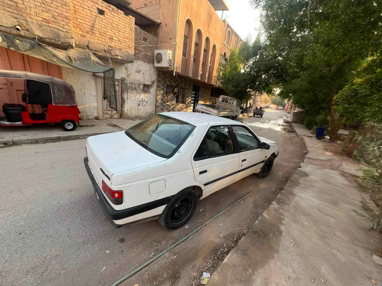 بيجو ٢٠٠٩ تمشي وكلشي ماًبيها بدون راعي لسعر ب15  ***********
