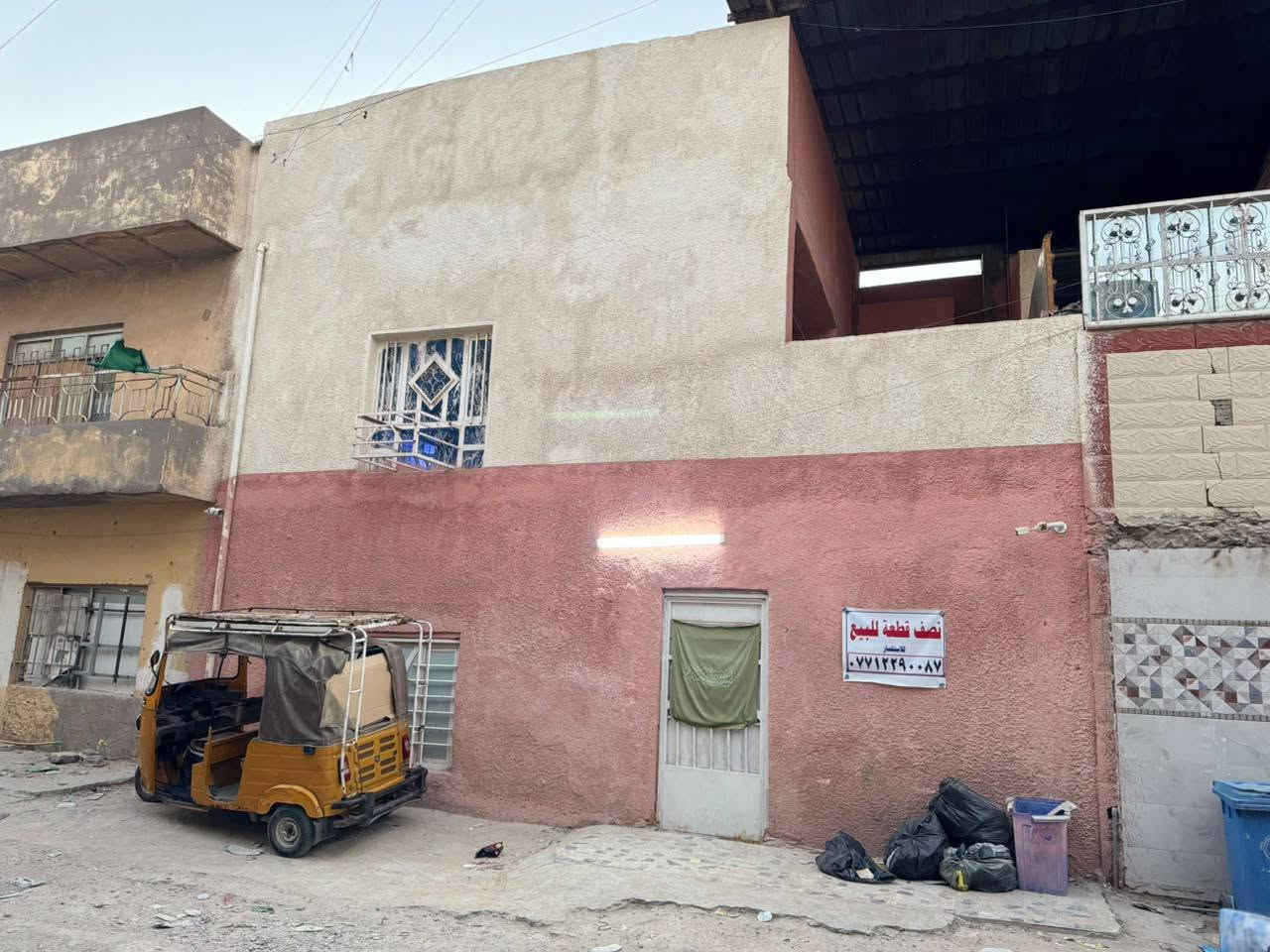 سلام عليكم نصف قطعه مربعه قاطين القاط الاول غرفه واستقبال وملحقات والطابق الثاني غرفتين وملحقات عكاده نضافه فول  العنوان مدينه الصدر قطاع 30 سعر 125 الرقم ***********

