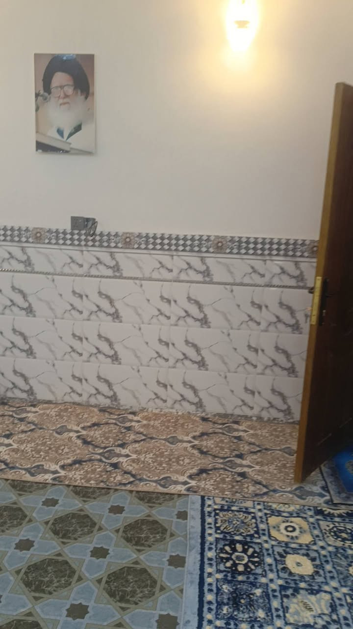 سلام عليكم بيت زراعي 200متر بنيان حديث يحتوي عله غرفتين صاله وستقبال طريق السنيه السياحي قبل السكه شارع مزرعت البركه وباقي التفاصيل***********
