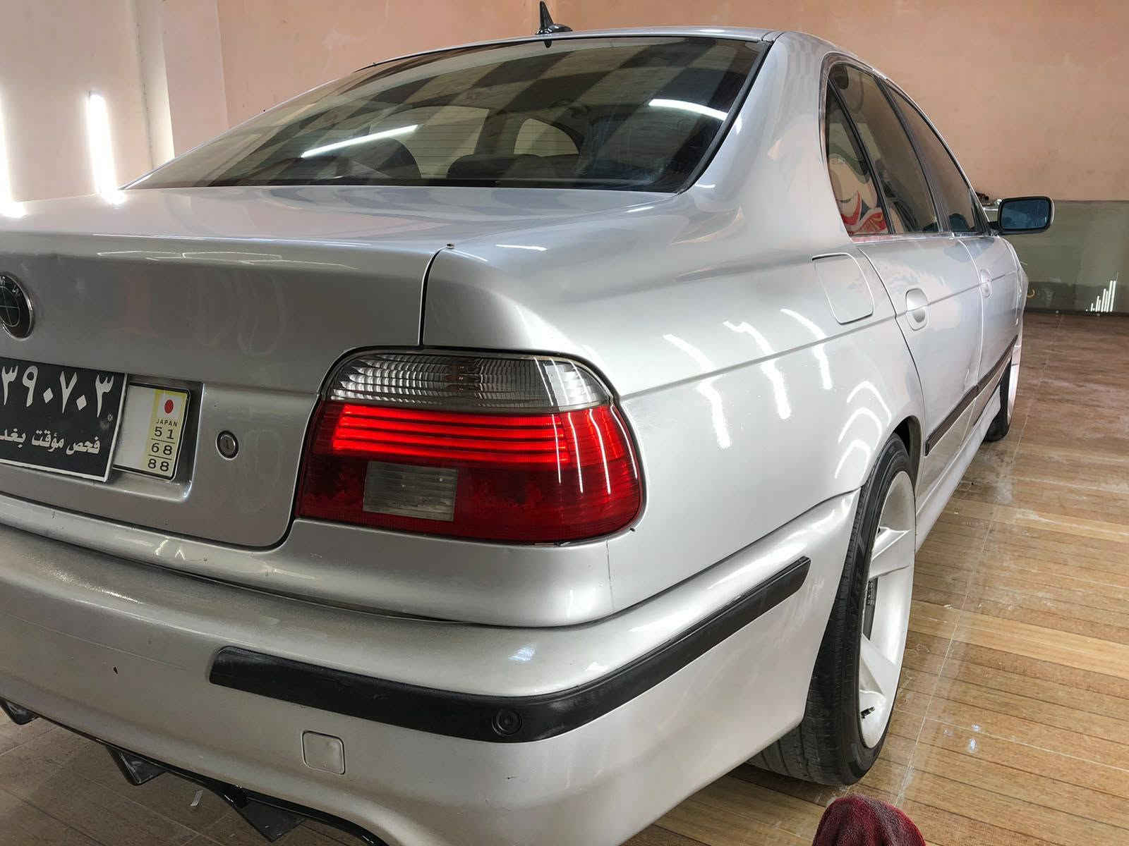 بی ئم دەبڵیو e39    525
مۆدێل 2003 
گێڕ تۆماتیک و عادی و سپۆرت
ئارم پلاستیک سلێمانی ئارم و ئەولیات بەشەرتی مەفرەزە و سەیتەرە
تەواوی کوردستانی پێ بگەڕێ
٣ پارچە بۆیاخ لە گەڵ دوو پەڵەی بچووک بێ ناوگرتن بێ دەعم بێ چەکوش 
هەشت ئێرباگ ئێرباگیش نەتەقیوە
ویل هامان ١٨ 
تەبرید لەسەر سویچ 
تەبرید دوو زۆن
بپێش و پشت کەپس
تەحدید سورعە
ئەی بی ئێس و تراکشن
تەحەکۆماتی سەر سوکان هەمووی ئیش ئەکا 
شاشە ئایپاد 
لایت عەڵقە
چوار جام ئۆتۆ
قۆفڵ مەرکەزی
بەنسی برێک و پێش و پشتی تازە گۆراوە 
نە بۆخار نە دووکەڵ نە لێچوونی نیە یەک قەترەش
سعر 68 گەڵا و معاملەیەکی زۆر کەم
دار و بەردی بە شەرت ئەفرۆشم ٤ ساڵە لای خۆمە 
شوێن هەولێر أربيل, العراق
