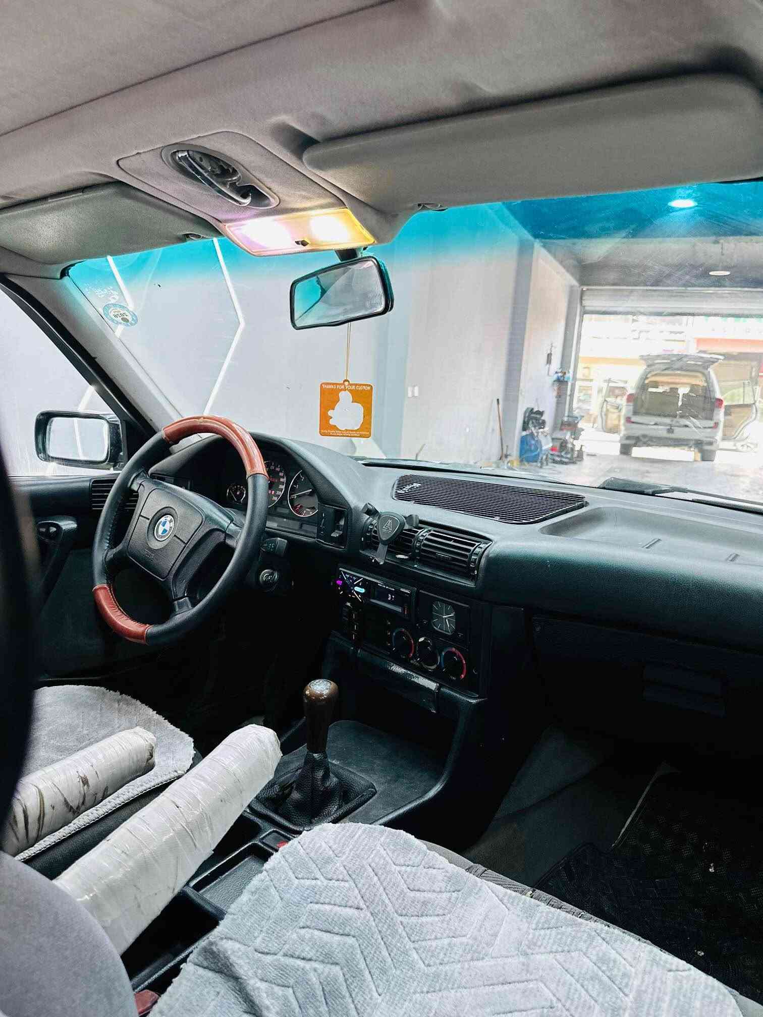 BMW1990
520گیر عادی 
بێ دەعەم بی  لێدراو 
3پارچ بۆیاغ هەیە بەز بۆ جوانی   
خایسو گیروو مەکەنەو تەقەو رەقەو کارە بای بەشەت
تەبریت سڵید  لایت ئالقە   دەبل چەک مەجە  
  سەیارەک تابڵی جوانو پاکە کامل لەسەر بیلد ماوە تەوە 
سەنەوە تا2030تازەیە 
بەشەرتی غرامەو تەحویل
شوێن رانیە
*********** رانية, السليمانية
