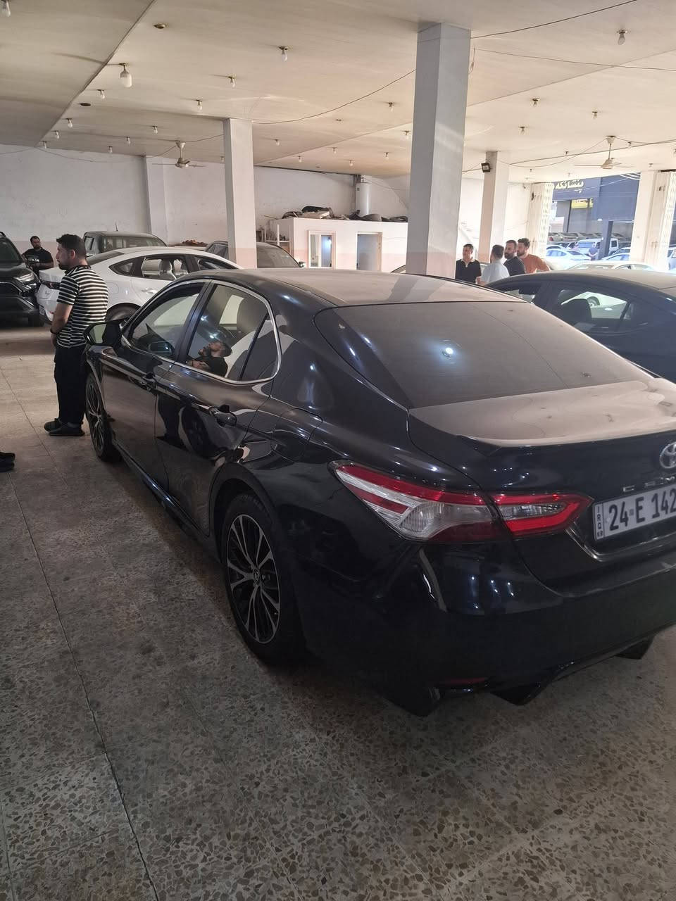 كامري ٢٠١٨ camry 2018 se
ضرر بوند صبغ فقط و ماشية 98mil و سعر 157 و بيها مجال 
رقم الهاتف/***********
