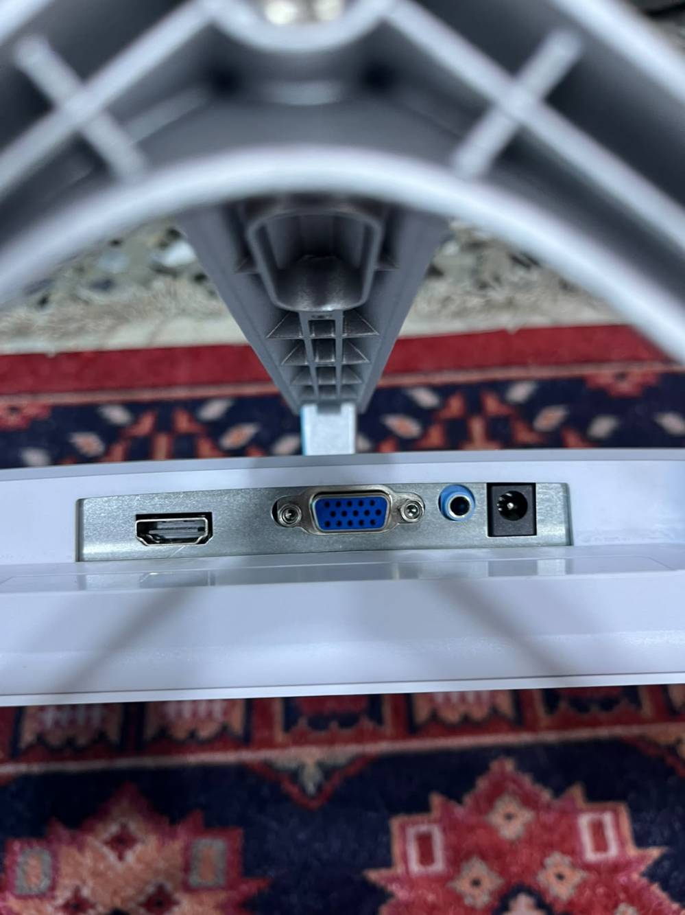 شاشة ٢٤ بوصة • LED • حواف نحيفة
